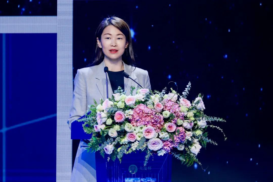 &ldquo;元音#東方&rdquo;第十二屆&ldquo;大浪杯&rdquo;中國(guó)女裝設(shè)計(jì)大賽圓滿收官，作品《逍遙詩(shī)學(xué)》贏得&ldquo;金浪獎(jiǎng)&rdquo;20萬(wàn)，大賽虛擬代言人&ldquo;唯我&rdquo;驚艷亮相！