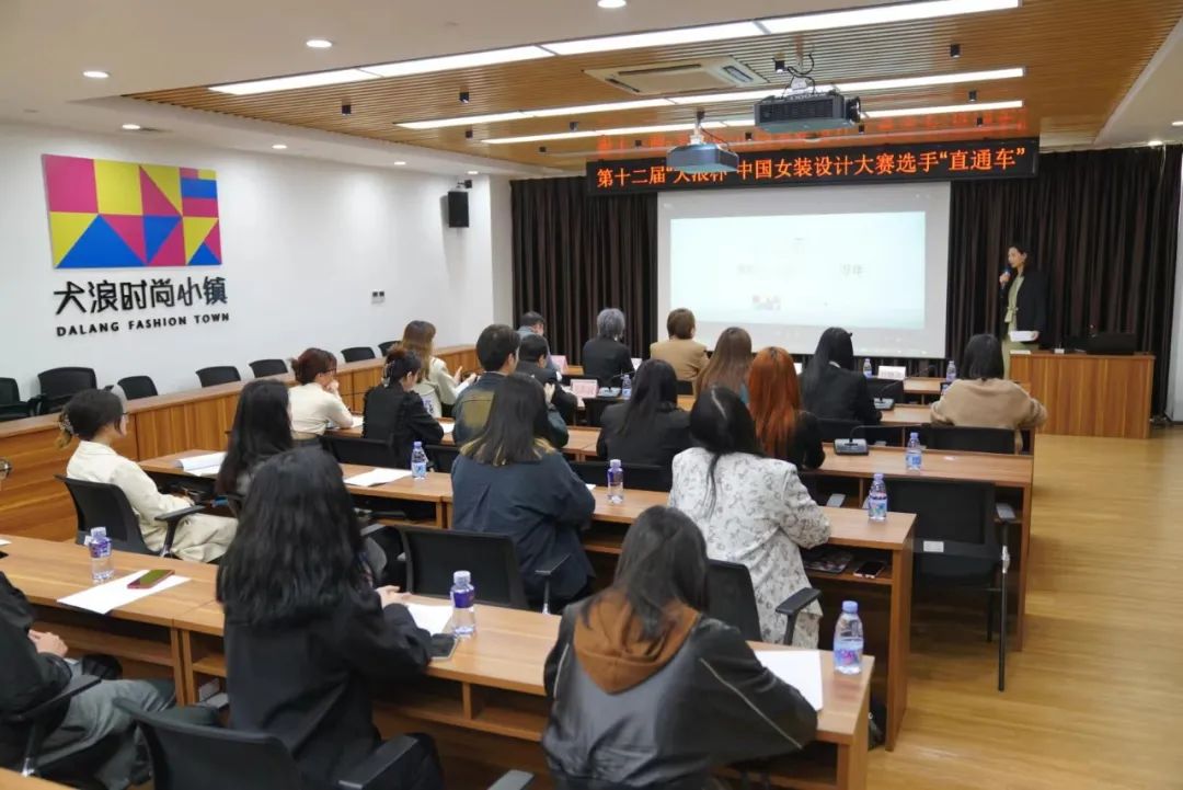 &ldquo;元音#東方&rdquo;第十二屆&ldquo;大浪杯&rdquo;中國(guó)女裝設(shè)計(jì)大賽圓滿收官，作品《逍遙詩(shī)學(xué)》贏得&ldquo;金浪獎(jiǎng)&rdquo;20萬(wàn)，大賽虛擬代言人&ldquo;唯我&rdquo;驚艷亮相！