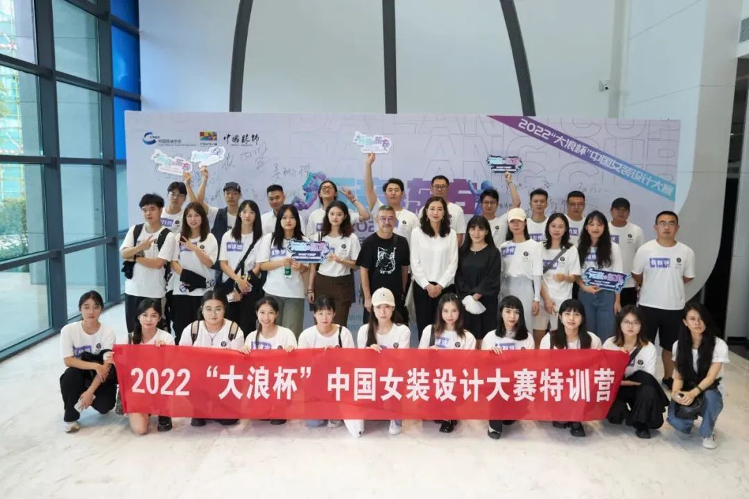 &ldquo;元音#東方&rdquo;第十二屆&ldquo;大浪杯&rdquo;中國(guó)女裝設(shè)計(jì)大賽圓滿收官，作品《逍遙詩(shī)學(xué)》贏得&ldquo;金浪獎(jiǎng)&rdquo;20萬(wàn)，大賽虛擬代言人&ldquo;唯我&rdquo;驚艷亮相！