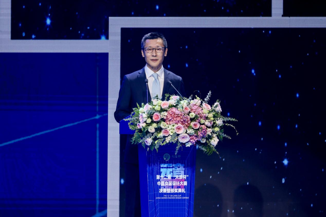 &ldquo;元音#東方&rdquo;第十二屆&ldquo;大浪杯&rdquo;中國(guó)女裝設(shè)計(jì)大賽圓滿收官，作品《逍遙詩(shī)學(xué)》贏得&ldquo;金浪獎(jiǎng)&rdquo;20萬(wàn)，大賽虛擬代言人&ldquo;唯我&rdquo;驚艷亮相！