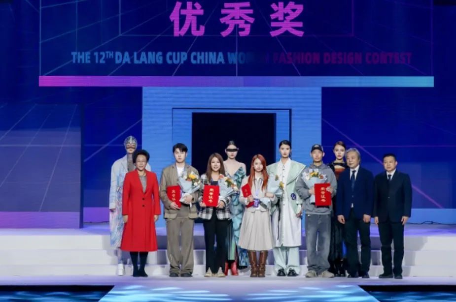 &ldquo;元音#東方&rdquo;第十二屆&ldquo;大浪杯&rdquo;中國(guó)女裝設(shè)計(jì)大賽圓滿收官，作品《逍遙詩(shī)學(xué)》贏得&ldquo;金浪獎(jiǎng)&rdquo;20萬(wàn)，大賽虛擬代言人&ldquo;唯我&rdquo;驚艷亮相！