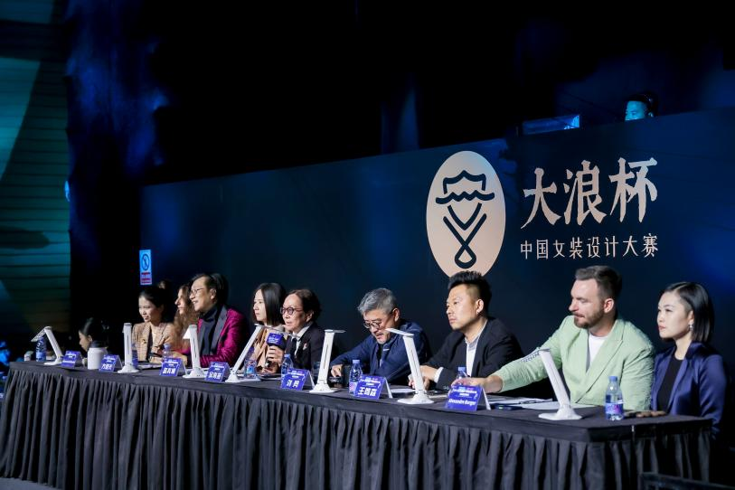 &ldquo;元音#東方&rdquo;第十二屆&ldquo;大浪杯&rdquo;中國(guó)女裝設(shè)計(jì)大賽圓滿收官，作品《逍遙詩(shī)學(xué)》贏得&ldquo;金浪獎(jiǎng)&rdquo;20萬(wàn)，大賽虛擬代言人&ldquo;唯我&rdquo;驚艷亮相！