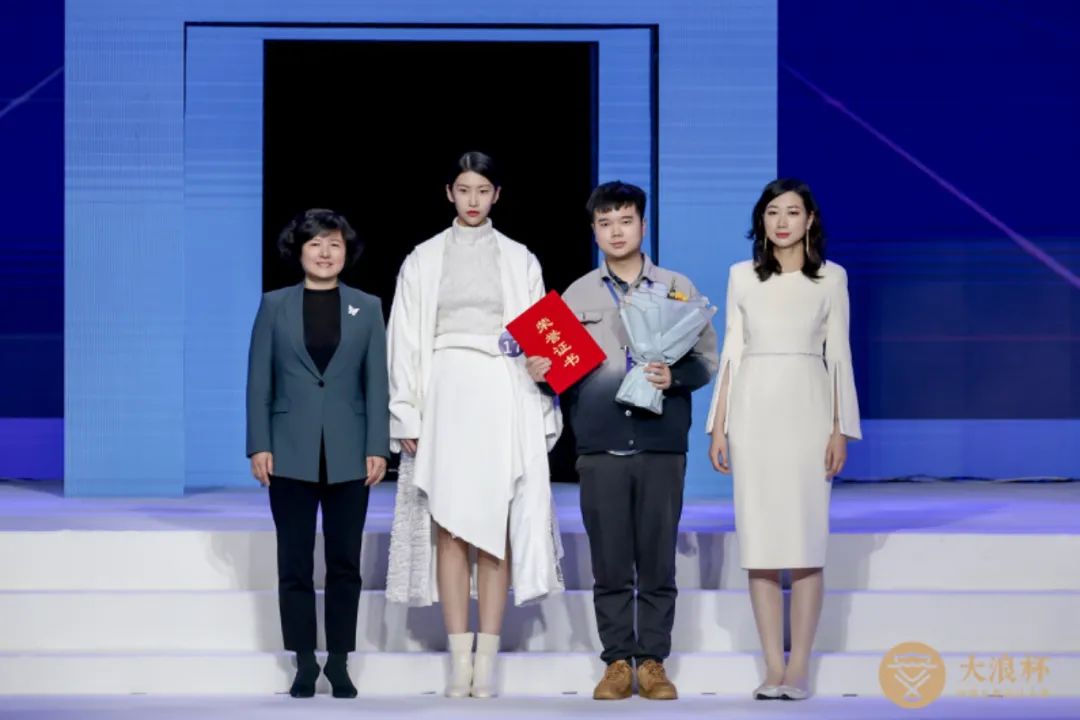 &ldquo;元音#東方&rdquo;第十二屆&ldquo;大浪杯&rdquo;中國(guó)女裝設(shè)計(jì)大賽圓滿收官，作品《逍遙詩(shī)學(xué)》贏得&ldquo;金浪獎(jiǎng)&rdquo;20萬(wàn)，大賽虛擬代言人&ldquo;唯我&rdquo;驚艷亮相！