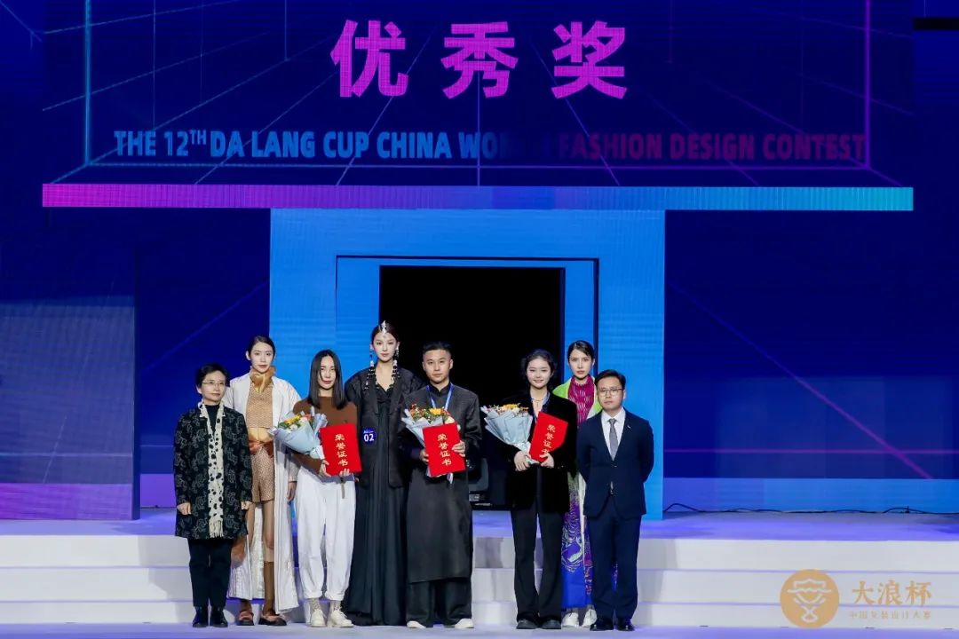 &ldquo;元音#東方&rdquo;第十二屆&ldquo;大浪杯&rdquo;中國(guó)女裝設(shè)計(jì)大賽圓滿收官，作品《逍遙詩(shī)學(xué)》贏得&ldquo;金浪獎(jiǎng)&rdquo;20萬(wàn)，大賽虛擬代言人&ldquo;唯我&rdquo;驚艷亮相！