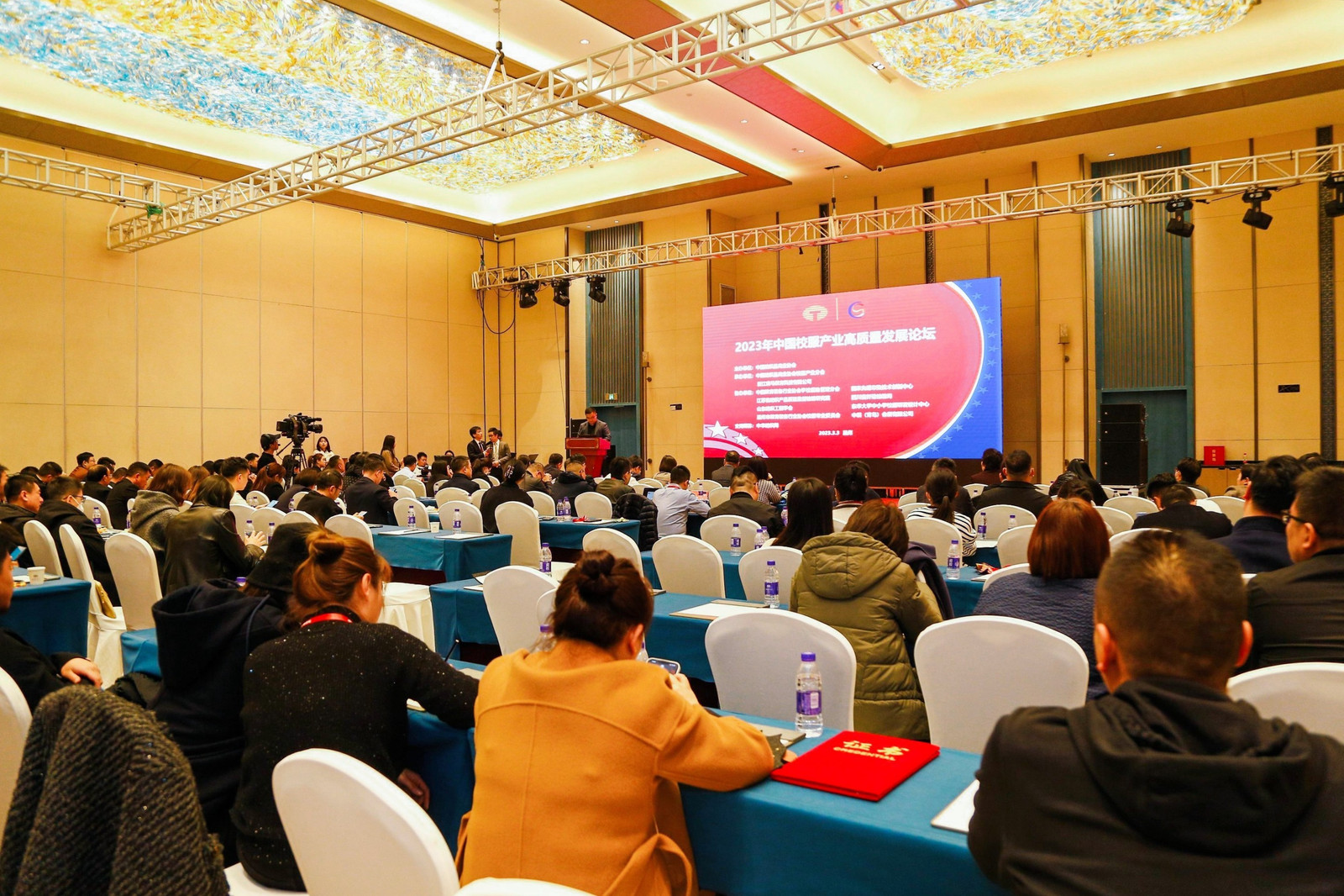 2023年中國校服產(chǎn)業(yè)高質(zhì)量發(fā)展論壇在溫州舉行