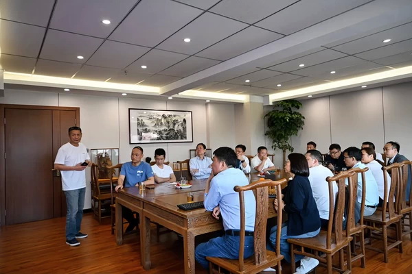 二十位業(yè)內(nèi)大咖齊聚鄭州，共商校服高品質(zhì)發(fā)展大計(jì)