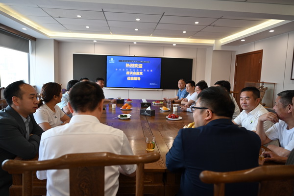 二十位業(yè)內(nèi)大咖齊聚鄭州，共商校服高品質(zhì)發(fā)展大計(jì)