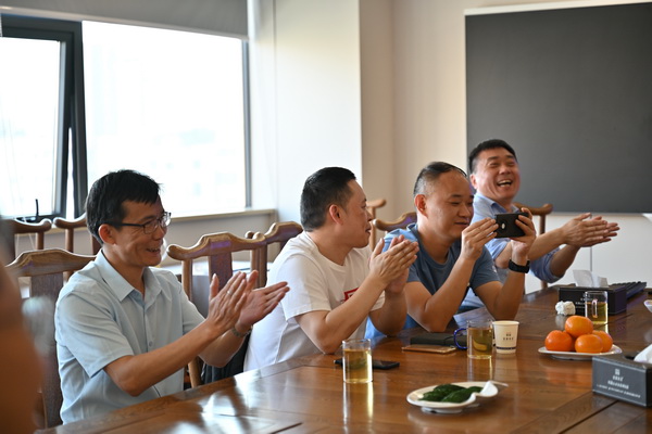 二十位業(yè)內(nèi)大咖齊聚鄭州，共商校服高品質(zhì)發(fā)展大計(jì)