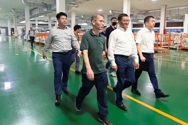 中國紡織品進出口商會會長曹甲昌率會員企業(yè)赴越南訪問