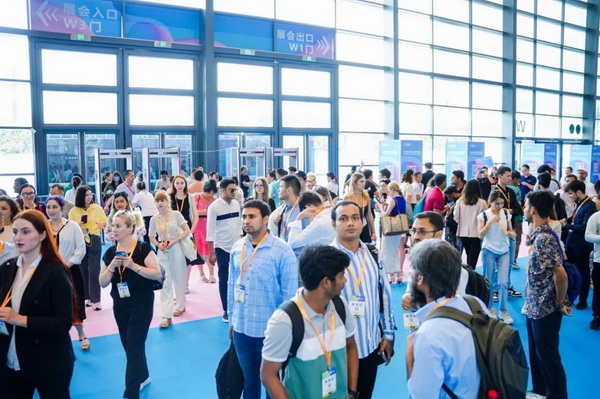  7月26日，第五屆中國（紹興）紡織新材料展在紹興國際會展中心拉開帷幕。500家企業(yè)參展，首日5000多名專業(yè)觀眾入場，展會炙熱的對接氛圍有如7月的氣浪，使行業(yè)快速升溫。海內(nèi)外企業(yè)積極響應(yīng)，原料龍頭企業(yè)高 &ldquo;復(fù)參率&rdquo;，歷經(jīng)五屆的新材料展有何獨特魅力？ 圖片  圖片  會展品質(zhì)乘勢而上   本屆新材料展獲得UFI國際展覽協(xié)會認(rèn)證，是工信部、商務(wù)部組織的2023年&ldquo;優(yōu)供給促升級&rdquo;系列活動之一，基于往屆資源優(yōu)勢，對展覽規(guī)劃、買家邀約、會務(wù)聯(lián)動等進(jìn)行了全線融合升級，展會品質(zhì)躍升，煥發(fā)新的風(fēng)采。展會由中國長絲織造協(xié)會、紹興市商務(wù)局、中國國際貿(mào)易委員會紹興市委員會、中國國際商會紹興商會、紹興市柯橋區(qū)會展業(yè)發(fā)展中心主辦，浙江三博會展股份有限公司聯(lián)合主辦，紹興市柯橋區(qū)中國輕紡城展會有限公司承辦，紹興市經(jīng)信局、浙江省紡織面料設(shè)計協(xié)會、七彩云、紹興市紡織行業(yè)協(xié)會協(xié)辦。  圖片  圖片  開幕盛況  國際展商同臺賽寶   本次展會共500家展商參展，設(shè)新材料、新織造、新設(shè)備、新面料四大特色展區(qū)，有超10萬款科技纖維、創(chuàng)新面料、紡機(jī)設(shè)備在展會發(fā)布。魏橋紡織、昆山東利、興發(fā)化纖、吉林化纖、通用新材料、德州恒豐、佳人新材料、浙江興發(fā)、紹興國周、鐠美科等知名紡織龍頭企業(yè)參展。紹興新昌紡機(jī)產(chǎn)業(yè)展團(tuán)、湖州長興織造產(chǎn)業(yè)展團(tuán)、諸暨繡花機(jī)械產(chǎn)業(yè)展團(tuán)、上虞染化料助劑產(chǎn)業(yè)展團(tuán)等區(qū)域展團(tuán)亮相。本屆展會更是引眾多RCEP國家和地區(qū)的展商組團(tuán)奔赴而來，在國際展區(qū)，韓國ditto時尚聯(lián)盟、緬甸中國商會、莫斯科中小企業(yè)工商會等國際展團(tuán)人氣旺盛。  圖片  企業(yè)展區(qū)  眾多展商聚焦雙碳熱點，圍繞綠色、健康、智造等方向展開產(chǎn)品角逐。魏橋紡織的生物基綠色環(huán)保+抗菌混紡系列、湖州威達(dá)集團(tuán)的綠色環(huán)保色紡紗系列、昆山東利的仿生透氣科技面料系列、吳江蘭天織造的UV對抗仿生科技面料、新型雙層直充防寒面料、機(jī)能無氨彈力面料等展品亮點頻出，展商企業(yè)開啟&ldquo;搶客&rdquo;模式，緊抓展會機(jī)遇尋求下游合作。本屆展會有更大規(guī)模的智能紡機(jī)、織機(jī)設(shè)備企業(yè)參展，進(jìn)一步彰顯國產(chǎn)智能織造的研發(fā)水平，鐠美科、浙江康立自控科技、浙江凱成智能設(shè)備、浙江瑪雅機(jī)電等展位帶來媲美國際水平的最新機(jī)械設(shè)備，令人矚目。  圖片  設(shè)備展區(qū)  探索解決行業(yè)困惑與瓶頸，是新材料展歷經(jīng)多屆與各企業(yè)總結(jié)、達(dá)成的共識，也是其不僅在于產(chǎn)品展貿(mào)，更在于新理念的交匯的價值內(nèi)涵。  國際視野論外貿(mào)   由中國紡織品進(jìn)出口商會主辦的2023紹興國際（RCEP）紡織服裝產(chǎn)業(yè)論壇系列活動與展會同期同館開幕。論壇以&ldquo;RCEP新機(jī)遇-紡織產(chǎn)業(yè)新格局&rdquo;為主題，就國內(nèi)紡織產(chǎn)業(yè)結(jié)構(gòu)與RCEP國際紡織服裝產(chǎn)業(yè)的發(fā)展趨勢進(jìn)行研討與產(chǎn)業(yè)對接。中國紡織品進(jìn)出口商會副會長王宇、韓國時尚服裝人工智能研究所院長金蕙京、緬甸中國紡織服裝協(xié)會會長施坤等嘉賓為論壇開幕致辭。  圖片  圖片 論壇開幕式  論壇開幕式后，首場系列活動韓國服飾流行趨勢論壇在展會時尚活動區(qū)舉辦，多家韓國時裝品牌聯(lián)合走秀，同時Dito&ditto，ISAE，F(xiàn)&PLUS等韓國時尚機(jī)構(gòu)帶來韓國時尚產(chǎn)業(yè)與數(shù)字技術(shù)的發(fā)展趨勢分享。后續(xù)將陸續(xù)舉辦2023生物基纖維材料產(chǎn)業(yè)技術(shù)論壇、走進(jìn)中國輕紡城市場對接會、亞洲紡織服裝供應(yīng)鏈高增長論壇等系列活動。  圖片  圖片 論壇系列活動&mdash;&mdash;韓國服飾流行趨勢論壇  中國纖維展姿態(tài)   作為歷屆新材料展重要配套論壇，2023中國紹興紡織新材料論壇將于展會第二日舉辦。將聚集昆山東利、浙江中國輕紡城集團(tuán)、浙江佳人新材料、紹興隆泰石墨烯、特思達(dá)（TESTEX）、廣東人仁康、浙江中紡標(biāo)、紹興織蛛物聯(lián)科技等企業(yè)作新產(chǎn)品新項目分享，帶來中國輕紡城紡織新材料采購中心推介，環(huán)保面料、再生聚酯新材料、石墨烯等纖維面料創(chuàng)新產(chǎn)品發(fā)布，OEKO-TEX&reg; STANDARD 100安全標(biāo)準(zhǔn)、健康紡織品標(biāo)準(zhǔn)、5A光子抗菌、坯布在線檢測等檢測后整理技術(shù)分享，諸多亮點值得期待。  圖片  觸摸纖維時尚,躍升品牌能級,纖維材料的性能之變，已經(jīng)與終端產(chǎn)品在競爭市場的廝殺突圍息息相關(guān)，從面料到服裝、家紡，從國內(nèi)企業(yè)到海外品牌，都不能錯過這一場產(chǎn)業(yè)對接的盛會。  跨越山海齊聚首   本屆展會借助今年全線升級之勢，全面擴(kuò)大對面料、服裝業(yè)大規(guī)模大品牌企業(yè)的邀約，并提前進(jìn)行買家需求的預(yù)采集和展商產(chǎn)品的預(yù)對接，顯著提升買家熱情和觀展效率。展會首日，丹東華洋紡織服裝、北京奔流野外運動服裝、北京方圣時尚、華紡股份有限公司等品牌買家應(yīng)邀而來，廣東、湖州、義烏、新疆等十余個地區(qū)采購團(tuán)紛紛到場，更有韓國、俄羅斯、越南、緬甸等數(shù)百名海外買家跨越山海來相會，如國際知名服裝品牌 J.K. Apparel、DOBB、LUBOO、YL co.,ltd、CHUNSANGDOO INNOCENCE、DAYGREEN INC等。  圖片  采供對接  商貿(mào)對接攬訂單   展會打通產(chǎn)業(yè)鏈，延伸展貿(mào)對接服務(wù)。現(xiàn)場，快時尚跨境電商企業(yè)SheIn開啟為期兩天的面料專場、服裝專場閉門采購會，帶來數(shù)百類采購需求。國內(nèi)品牌采購團(tuán)走進(jìn)紡織源產(chǎn)地中國輕紡城市場，展開時尚買手與優(yōu)質(zhì)原創(chuàng)面料的靈感碰撞。展會第二日，亞洲染料聯(lián)合會、韓國纖維產(chǎn)業(yè)研究院、莫斯科中小企業(yè)商會、越南紡織商會、緬甸中國商會等國際采購團(tuán)也將進(jìn)市場與柯橋面料企業(yè)接洽外貿(mào)訂單。  圖片  圖片 采供對接  2023中國（紹興）紡織新材料展打造了新材料、新技術(shù)的信息高地，以國際展會的標(biāo)準(zhǔn)，向內(nèi)外貿(mào)一體化展會平臺成長蛻變，它是當(dāng)下紡織供應(yīng)鏈趨勢的具象展示，更是一場中國纖維向世界的傾訴表達(dá)。  圖片  圖片 圖片 ?觸摸纖維時尚、躍升品牌能級，第五屆中國（紹興）紡織新材料展盛大開幕