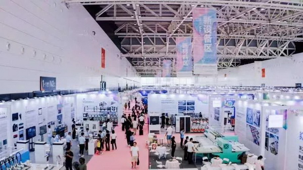  7月26日，第五屆中國（紹興）紡織新材料展在紹興國際會展中心拉開帷幕。500家企業(yè)參展，首日5000多名專業(yè)觀眾入場，展會炙熱的對接氛圍有如7月的氣浪，使行業(yè)快速升溫。海內(nèi)外企業(yè)積極響應(yīng)，原料龍頭企業(yè)高 &ldquo;復(fù)參率&rdquo;，歷經(jīng)五屆的新材料展有何獨特魅力？ 圖片  圖片  會展品質(zhì)乘勢而上   本屆新材料展獲得UFI國際展覽協(xié)會認(rèn)證，是工信部、商務(wù)部組織的2023年&ldquo;優(yōu)供給促升級&rdquo;系列活動之一，基于往屆資源優(yōu)勢，對展覽規(guī)劃、買家邀約、會務(wù)聯(lián)動等進(jìn)行了全線融合升級，展會品質(zhì)躍升，煥發(fā)新的風(fēng)采。展會由中國長絲織造協(xié)會、紹興市商務(wù)局、中國國際貿(mào)易委員會紹興市委員會、中國國際商會紹興商會、紹興市柯橋區(qū)會展業(yè)發(fā)展中心主辦，浙江三博會展股份有限公司聯(lián)合主辦，紹興市柯橋區(qū)中國輕紡城展會有限公司承辦，紹興市經(jīng)信局、浙江省紡織面料設(shè)計協(xié)會、七彩云、紹興市紡織行業(yè)協(xié)會協(xié)辦。  圖片  圖片  開幕盛況  國際展商同臺賽寶   本次展會共500家展商參展，設(shè)新材料、新織造、新設(shè)備、新面料四大特色展區(qū)，有超10萬款科技纖維、創(chuàng)新面料、紡機(jī)設(shè)備在展會發(fā)布。魏橋紡織、昆山東利、興發(fā)化纖、吉林化纖、通用新材料、德州恒豐、佳人新材料、浙江興發(fā)、紹興國周、鐠美科等知名紡織龍頭企業(yè)參展。紹興新昌紡機(jī)產(chǎn)業(yè)展團(tuán)、湖州長興織造產(chǎn)業(yè)展團(tuán)、諸暨繡花機(jī)械產(chǎn)業(yè)展團(tuán)、上虞染化料助劑產(chǎn)業(yè)展團(tuán)等區(qū)域展團(tuán)亮相。本屆展會更是引眾多RCEP國家和地區(qū)的展商組團(tuán)奔赴而來，在國際展區(qū)，韓國ditto時尚聯(lián)盟、緬甸中國商會、莫斯科中小企業(yè)工商會等國際展團(tuán)人氣旺盛。  圖片  企業(yè)展區(qū)  眾多展商聚焦雙碳熱點，圍繞綠色、健康、智造等方向展開產(chǎn)品角逐。魏橋紡織的生物基綠色環(huán)保+抗菌混紡系列、湖州威達(dá)集團(tuán)的綠色環(huán)保色紡紗系列、昆山東利的仿生透氣科技面料系列、吳江蘭天織造的UV對抗仿生科技面料、新型雙層直充防寒面料、機(jī)能無氨彈力面料等展品亮點頻出，展商企業(yè)開啟&ldquo;搶客&rdquo;模式，緊抓展會機(jī)遇尋求下游合作。本屆展會有更大規(guī)模的智能紡機(jī)、織機(jī)設(shè)備企業(yè)參展，進(jìn)一步彰顯國產(chǎn)智能織造的研發(fā)水平，鐠美科、浙江康立自控科技、浙江凱成智能設(shè)備、浙江瑪雅機(jī)電等展位帶來媲美國際水平的最新機(jī)械設(shè)備，令人矚目。  圖片  設(shè)備展區(qū)  探索解決行業(yè)困惑與瓶頸，是新材料展歷經(jīng)多屆與各企業(yè)總結(jié)、達(dá)成的共識，也是其不僅在于產(chǎn)品展貿(mào)，更在于新理念的交匯的價值內(nèi)涵。  國際視野論外貿(mào)   由中國紡織品進(jìn)出口商會主辦的2023紹興國際（RCEP）紡織服裝產(chǎn)業(yè)論壇系列活動與展會同期同館開幕。論壇以&ldquo;RCEP新機(jī)遇-紡織產(chǎn)業(yè)新格局&rdquo;為主題，就國內(nèi)紡織產(chǎn)業(yè)結(jié)構(gòu)與RCEP國際紡織服裝產(chǎn)業(yè)的發(fā)展趨勢進(jìn)行研討與產(chǎn)業(yè)對接。中國紡織品進(jìn)出口商會副會長王宇、韓國時尚服裝人工智能研究所院長金蕙京、緬甸中國紡織服裝協(xié)會會長施坤等嘉賓為論壇開幕致辭。  圖片  圖片 論壇開幕式  論壇開幕式后，首場系列活動韓國服飾流行趨勢論壇在展會時尚活動區(qū)舉辦，多家韓國時裝品牌聯(lián)合走秀，同時Dito&ditto，ISAE，F(xiàn)&PLUS等韓國時尚機(jī)構(gòu)帶來韓國時尚產(chǎn)業(yè)與數(shù)字技術(shù)的發(fā)展趨勢分享。后續(xù)將陸續(xù)舉辦2023生物基纖維材料產(chǎn)業(yè)技術(shù)論壇、走進(jìn)中國輕紡城市場對接會、亞洲紡織服裝供應(yīng)鏈高增長論壇等系列活動。  圖片  圖片 論壇系列活動&mdash;&mdash;韓國服飾流行趨勢論壇  中國纖維展姿態(tài)   作為歷屆新材料展重要配套論壇，2023中國紹興紡織新材料論壇將于展會第二日舉辦。將聚集昆山東利、浙江中國輕紡城集團(tuán)、浙江佳人新材料、紹興隆泰石墨烯、特思達(dá)（TESTEX）、廣東人仁康、浙江中紡標(biāo)、紹興織蛛物聯(lián)科技等企業(yè)作新產(chǎn)品新項目分享，帶來中國輕紡城紡織新材料采購中心推介，環(huán)保面料、再生聚酯新材料、石墨烯等纖維面料創(chuàng)新產(chǎn)品發(fā)布，OEKO-TEX&reg; STANDARD 100安全標(biāo)準(zhǔn)、健康紡織品標(biāo)準(zhǔn)、5A光子抗菌、坯布在線檢測等檢測后整理技術(shù)分享，諸多亮點值得期待。  圖片  觸摸纖維時尚,躍升品牌能級,纖維材料的性能之變，已經(jīng)與終端產(chǎn)品在競爭市場的廝殺突圍息息相關(guān)，從面料到服裝、家紡，從國內(nèi)企業(yè)到海外品牌，都不能錯過這一場產(chǎn)業(yè)對接的盛會。  跨越山海齊聚首   本屆展會借助今年全線升級之勢，全面擴(kuò)大對面料、服裝業(yè)大規(guī)模大品牌企業(yè)的邀約，并提前進(jìn)行買家需求的預(yù)采集和展商產(chǎn)品的預(yù)對接，顯著提升買家熱情和觀展效率。展會首日，丹東華洋紡織服裝、北京奔流野外運動服裝、北京方圣時尚、華紡股份有限公司等品牌買家應(yīng)邀而來，廣東、湖州、義烏、新疆等十余個地區(qū)采購團(tuán)紛紛到場，更有韓國、俄羅斯、越南、緬甸等數(shù)百名海外買家跨越山海來相會，如國際知名服裝品牌 J.K. Apparel、DOBB、LUBOO、YL co.,ltd、CHUNSANGDOO INNOCENCE、DAYGREEN INC等。  圖片  采供對接  商貿(mào)對接攬訂單   展會打通產(chǎn)業(yè)鏈，延伸展貿(mào)對接服務(wù)?，F(xiàn)場，快時尚跨境電商企業(yè)SheIn開啟為期兩天的面料專場、服裝專場閉門采購會，帶來數(shù)百類采購需求。國內(nèi)品牌采購團(tuán)走進(jìn)紡織源產(chǎn)地中國輕紡城市場，展開時尚買手與優(yōu)質(zhì)原創(chuàng)面料的靈感碰撞。展會第二日，亞洲染料聯(lián)合會、韓國纖維產(chǎn)業(yè)研究院、莫斯科中小企業(yè)商會、越南紡織商會、緬甸中國商會等國際采購團(tuán)也將進(jìn)市場與柯橋面料企業(yè)接洽外貿(mào)訂單。  圖片  圖片 采供對接  2023中國（紹興）紡織新材料展打造了新材料、新技術(shù)的信息高地，以國際展會的標(biāo)準(zhǔn)，向內(nèi)外貿(mào)一體化展會平臺成長蛻變，它是當(dāng)下紡織供應(yīng)鏈趨勢的具象展示，更是一場中國纖維向世界的傾訴表達(dá)。  圖片  圖片 圖片 ?觸摸纖維時尚、躍升品牌能級，第五屆中國（紹興）紡織新材料展盛大開幕