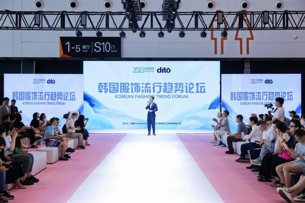  7月26日，第五屆中國（紹興）紡織新材料展在紹興國際會展中心拉開帷幕。500家企業(yè)參展，首日5000多名專業(yè)觀眾入場，展會炙熱的對接氛圍有如7月的氣浪，使行業(yè)快速升溫。海內(nèi)外企業(yè)積極響應(yīng)，原料龍頭企業(yè)高 &ldquo;復(fù)參率&rdquo;，歷經(jīng)五屆的新材料展有何獨特魅力？ 圖片  圖片  會展品質(zhì)乘勢而上   本屆新材料展獲得UFI國際展覽協(xié)會認(rèn)證，是工信部、商務(wù)部組織的2023年&ldquo;優(yōu)供給促升級&rdquo;系列活動之一，基于往屆資源優(yōu)勢，對展覽規(guī)劃、買家邀約、會務(wù)聯(lián)動等進(jìn)行了全線融合升級，展會品質(zhì)躍升，煥發(fā)新的風(fēng)采。展會由中國長絲織造協(xié)會、紹興市商務(wù)局、中國國際貿(mào)易委員會紹興市委員會、中國國際商會紹興商會、紹興市柯橋區(qū)會展業(yè)發(fā)展中心主辦，浙江三博會展股份有限公司聯(lián)合主辦，紹興市柯橋區(qū)中國輕紡城展會有限公司承辦，紹興市經(jīng)信局、浙江省紡織面料設(shè)計協(xié)會、七彩云、紹興市紡織行業(yè)協(xié)會協(xié)辦。  圖片  圖片  開幕盛況  國際展商同臺賽寶   本次展會共500家展商參展，設(shè)新材料、新織造、新設(shè)備、新面料四大特色展區(qū)，有超10萬款科技纖維、創(chuàng)新面料、紡機(jī)設(shè)備在展會發(fā)布。魏橋紡織、昆山東利、興發(fā)化纖、吉林化纖、通用新材料、德州恒豐、佳人新材料、浙江興發(fā)、紹興國周、鐠美科等知名紡織龍頭企業(yè)參展。紹興新昌紡機(jī)產(chǎn)業(yè)展團(tuán)、湖州長興織造產(chǎn)業(yè)展團(tuán)、諸暨繡花機(jī)械產(chǎn)業(yè)展團(tuán)、上虞染化料助劑產(chǎn)業(yè)展團(tuán)等區(qū)域展團(tuán)亮相。本屆展會更是引眾多RCEP國家和地區(qū)的展商組團(tuán)奔赴而來，在國際展區(qū)，韓國ditto時尚聯(lián)盟、緬甸中國商會、莫斯科中小企業(yè)工商會等國際展團(tuán)人氣旺盛。  圖片  企業(yè)展區(qū)  眾多展商聚焦雙碳熱點，圍繞綠色、健康、智造等方向展開產(chǎn)品角逐。魏橋紡織的生物基綠色環(huán)保+抗菌混紡系列、湖州威達(dá)集團(tuán)的綠色環(huán)保色紡紗系列、昆山東利的仿生透氣科技面料系列、吳江蘭天織造的UV對抗仿生科技面料、新型雙層直充防寒面料、機(jī)能無氨彈力面料等展品亮點頻出，展商企業(yè)開啟&ldquo;搶客&rdquo;模式，緊抓展會機(jī)遇尋求下游合作。本屆展會有更大規(guī)模的智能紡機(jī)、織機(jī)設(shè)備企業(yè)參展，進(jìn)一步彰顯國產(chǎn)智能織造的研發(fā)水平，鐠美科、浙江康立自控科技、浙江凱成智能設(shè)備、浙江瑪雅機(jī)電等展位帶來媲美國際水平的最新機(jī)械設(shè)備，令人矚目。  圖片  設(shè)備展區(qū)  探索解決行業(yè)困惑與瓶頸，是新材料展歷經(jīng)多屆與各企業(yè)總結(jié)、達(dá)成的共識，也是其不僅在于產(chǎn)品展貿(mào)，更在于新理念的交匯的價值內(nèi)涵。  國際視野論外貿(mào)   由中國紡織品進(jìn)出口商會主辦的2023紹興國際（RCEP）紡織服裝產(chǎn)業(yè)論壇系列活動與展會同期同館開幕。論壇以&ldquo;RCEP新機(jī)遇-紡織產(chǎn)業(yè)新格局&rdquo;為主題，就國內(nèi)紡織產(chǎn)業(yè)結(jié)構(gòu)與RCEP國際紡織服裝產(chǎn)業(yè)的發(fā)展趨勢進(jìn)行研討與產(chǎn)業(yè)對接。中國紡織品進(jìn)出口商會副會長王宇、韓國時尚服裝人工智能研究所院長金蕙京、緬甸中國紡織服裝協(xié)會會長施坤等嘉賓為論壇開幕致辭。  圖片  圖片 論壇開幕式  論壇開幕式后，首場系列活動韓國服飾流行趨勢論壇在展會時尚活動區(qū)舉辦，多家韓國時裝品牌聯(lián)合走秀，同時Dito&ditto，ISAE，F(xiàn)&PLUS等韓國時尚機(jī)構(gòu)帶來韓國時尚產(chǎn)業(yè)與數(shù)字技術(shù)的發(fā)展趨勢分享。后續(xù)將陸續(xù)舉辦2023生物基纖維材料產(chǎn)業(yè)技術(shù)論壇、走進(jìn)中國輕紡城市場對接會、亞洲紡織服裝供應(yīng)鏈高增長論壇等系列活動。  圖片  圖片 論壇系列活動&mdash;&mdash;韓國服飾流行趨勢論壇  中國纖維展姿態(tài)   作為歷屆新材料展重要配套論壇，2023中國紹興紡織新材料論壇將于展會第二日舉辦。將聚集昆山東利、浙江中國輕紡城集團(tuán)、浙江佳人新材料、紹興隆泰石墨烯、特思達(dá)（TESTEX）、廣東人仁康、浙江中紡標(biāo)、紹興織蛛物聯(lián)科技等企業(yè)作新產(chǎn)品新項目分享，帶來中國輕紡城紡織新材料采購中心推介，環(huán)保面料、再生聚酯新材料、石墨烯等纖維面料創(chuàng)新產(chǎn)品發(fā)布，OEKO-TEX&reg; STANDARD 100安全標(biāo)準(zhǔn)、健康紡織品標(biāo)準(zhǔn)、5A光子抗菌、坯布在線檢測等檢測后整理技術(shù)分享，諸多亮點值得期待。  圖片  觸摸纖維時尚,躍升品牌能級,纖維材料的性能之變，已經(jīng)與終端產(chǎn)品在競爭市場的廝殺突圍息息相關(guān)，從面料到服裝、家紡，從國內(nèi)企業(yè)到海外品牌，都不能錯過這一場產(chǎn)業(yè)對接的盛會。  跨越山海齊聚首   本屆展會借助今年全線升級之勢，全面擴(kuò)大對面料、服裝業(yè)大規(guī)模大品牌企業(yè)的邀約，并提前進(jìn)行買家需求的預(yù)采集和展商產(chǎn)品的預(yù)對接，顯著提升買家熱情和觀展效率。展會首日，丹東華洋紡織服裝、北京奔流野外運動服裝、北京方圣時尚、華紡股份有限公司等品牌買家應(yīng)邀而來，廣東、湖州、義烏、新疆等十余個地區(qū)采購團(tuán)紛紛到場，更有韓國、俄羅斯、越南、緬甸等數(shù)百名海外買家跨越山海來相會，如國際知名服裝品牌 J.K. Apparel、DOBB、LUBOO、YL co.,ltd、CHUNSANGDOO INNOCENCE、DAYGREEN INC等。  圖片  采供對接  商貿(mào)對接攬訂單   展會打通產(chǎn)業(yè)鏈，延伸展貿(mào)對接服務(wù)。現(xiàn)場，快時尚跨境電商企業(yè)SheIn開啟為期兩天的面料專場、服裝專場閉門采購會，帶來數(shù)百類采購需求。國內(nèi)品牌采購團(tuán)走進(jìn)紡織源產(chǎn)地中國輕紡城市場，展開時尚買手與優(yōu)質(zhì)原創(chuàng)面料的靈感碰撞。展會第二日，亞洲染料聯(lián)合會、韓國纖維產(chǎn)業(yè)研究院、莫斯科中小企業(yè)商會、越南紡織商會、緬甸中國商會等國際采購團(tuán)也將進(jìn)市場與柯橋面料企業(yè)接洽外貿(mào)訂單。  圖片  圖片 采供對接  2023中國（紹興）紡織新材料展打造了新材料、新技術(shù)的信息高地，以國際展會的標(biāo)準(zhǔn)，向內(nèi)外貿(mào)一體化展會平臺成長蛻變，它是當(dāng)下紡織供應(yīng)鏈趨勢的具象展示，更是一場中國纖維向世界的傾訴表達(dá)。  圖片  圖片 圖片 ?觸摸纖維時尚、躍升品牌能級，第五屆中國（紹興）紡織新材料展盛大開幕