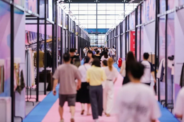  7月26日，第五屆中國（紹興）紡織新材料展在紹興國際會展中心拉開帷幕。500家企業(yè)參展，首日5000多名專業(yè)觀眾入場，展會炙熱的對接氛圍有如7月的氣浪，使行業(yè)快速升溫。海內(nèi)外企業(yè)積極響應(yīng)，原料龍頭企業(yè)高 &ldquo;復(fù)參率&rdquo;，歷經(jīng)五屆的新材料展有何獨特魅力？ 圖片  圖片  會展品質(zhì)乘勢而上   本屆新材料展獲得UFI國際展覽協(xié)會認(rèn)證，是工信部、商務(wù)部組織的2023年&ldquo;優(yōu)供給促升級&rdquo;系列活動之一，基于往屆資源優(yōu)勢，對展覽規(guī)劃、買家邀約、會務(wù)聯(lián)動等進(jìn)行了全線融合升級，展會品質(zhì)躍升，煥發(fā)新的風(fēng)采。展會由中國長絲織造協(xié)會、紹興市商務(wù)局、中國國際貿(mào)易委員會紹興市委員會、中國國際商會紹興商會、紹興市柯橋區(qū)會展業(yè)發(fā)展中心主辦，浙江三博會展股份有限公司聯(lián)合主辦，紹興市柯橋區(qū)中國輕紡城展會有限公司承辦，紹興市經(jīng)信局、浙江省紡織面料設(shè)計協(xié)會、七彩云、紹興市紡織行業(yè)協(xié)會協(xié)辦。  圖片  圖片  開幕盛況  國際展商同臺賽寶   本次展會共500家展商參展，設(shè)新材料、新織造、新設(shè)備、新面料四大特色展區(qū)，有超10萬款科技纖維、創(chuàng)新面料、紡機(jī)設(shè)備在展會發(fā)布。魏橋紡織、昆山東利、興發(fā)化纖、吉林化纖、通用新材料、德州恒豐、佳人新材料、浙江興發(fā)、紹興國周、鐠美科等知名紡織龍頭企業(yè)參展。紹興新昌紡機(jī)產(chǎn)業(yè)展團(tuán)、湖州長興織造產(chǎn)業(yè)展團(tuán)、諸暨繡花機(jī)械產(chǎn)業(yè)展團(tuán)、上虞染化料助劑產(chǎn)業(yè)展團(tuán)等區(qū)域展團(tuán)亮相。本屆展會更是引眾多RCEP國家和地區(qū)的展商組團(tuán)奔赴而來，在國際展區(qū)，韓國ditto時尚聯(lián)盟、緬甸中國商會、莫斯科中小企業(yè)工商會等國際展團(tuán)人氣旺盛。  圖片  企業(yè)展區(qū)  眾多展商聚焦雙碳熱點，圍繞綠色、健康、智造等方向展開產(chǎn)品角逐。魏橋紡織的生物基綠色環(huán)保+抗菌混紡系列、湖州威達(dá)集團(tuán)的綠色環(huán)保色紡紗系列、昆山東利的仿生透氣科技面料系列、吳江蘭天織造的UV對抗仿生科技面料、新型雙層直充防寒面料、機(jī)能無氨彈力面料等展品亮點頻出，展商企業(yè)開啟&ldquo;搶客&rdquo;模式，緊抓展會機(jī)遇尋求下游合作。本屆展會有更大規(guī)模的智能紡機(jī)、織機(jī)設(shè)備企業(yè)參展，進(jìn)一步彰顯國產(chǎn)智能織造的研發(fā)水平，鐠美科、浙江康立自控科技、浙江凱成智能設(shè)備、浙江瑪雅機(jī)電等展位帶來媲美國際水平的最新機(jī)械設(shè)備，令人矚目。  圖片  設(shè)備展區(qū)  探索解決行業(yè)困惑與瓶頸，是新材料展歷經(jīng)多屆與各企業(yè)總結(jié)、達(dá)成的共識，也是其不僅在于產(chǎn)品展貿(mào)，更在于新理念的交匯的價值內(nèi)涵。  國際視野論外貿(mào)   由中國紡織品進(jìn)出口商會主辦的2023紹興國際（RCEP）紡織服裝產(chǎn)業(yè)論壇系列活動與展會同期同館開幕。論壇以&ldquo;RCEP新機(jī)遇-紡織產(chǎn)業(yè)新格局&rdquo;為主題，就國內(nèi)紡織產(chǎn)業(yè)結(jié)構(gòu)與RCEP國際紡織服裝產(chǎn)業(yè)的發(fā)展趨勢進(jìn)行研討與產(chǎn)業(yè)對接。中國紡織品進(jìn)出口商會副會長王宇、韓國時尚服裝人工智能研究所院長金蕙京、緬甸中國紡織服裝協(xié)會會長施坤等嘉賓為論壇開幕致辭。  圖片  圖片 論壇開幕式  論壇開幕式后，首場系列活動韓國服飾流行趨勢論壇在展會時尚活動區(qū)舉辦，多家韓國時裝品牌聯(lián)合走秀，同時Dito&ditto，ISAE，F(xiàn)&PLUS等韓國時尚機(jī)構(gòu)帶來韓國時尚產(chǎn)業(yè)與數(shù)字技術(shù)的發(fā)展趨勢分享。后續(xù)將陸續(xù)舉辦2023生物基纖維材料產(chǎn)業(yè)技術(shù)論壇、走進(jìn)中國輕紡城市場對接會、亞洲紡織服裝供應(yīng)鏈高增長論壇等系列活動。  圖片  圖片 論壇系列活動&mdash;&mdash;韓國服飾流行趨勢論壇  中國纖維展姿態(tài)   作為歷屆新材料展重要配套論壇，2023中國紹興紡織新材料論壇將于展會第二日舉辦。將聚集昆山東利、浙江中國輕紡城集團(tuán)、浙江佳人新材料、紹興隆泰石墨烯、特思達(dá)（TESTEX）、廣東人仁康、浙江中紡標(biāo)、紹興織蛛物聯(lián)科技等企業(yè)作新產(chǎn)品新項目分享，帶來中國輕紡城紡織新材料采購中心推介，環(huán)保面料、再生聚酯新材料、石墨烯等纖維面料創(chuàng)新產(chǎn)品發(fā)布，OEKO-TEX&reg; STANDARD 100安全標(biāo)準(zhǔn)、健康紡織品標(biāo)準(zhǔn)、5A光子抗菌、坯布在線檢測等檢測后整理技術(shù)分享，諸多亮點值得期待。  圖片  觸摸纖維時尚,躍升品牌能級,纖維材料的性能之變，已經(jīng)與終端產(chǎn)品在競爭市場的廝殺突圍息息相關(guān)，從面料到服裝、家紡，從國內(nèi)企業(yè)到海外品牌，都不能錯過這一場產(chǎn)業(yè)對接的盛會。  跨越山海齊聚首   本屆展會借助今年全線升級之勢，全面擴(kuò)大對面料、服裝業(yè)大規(guī)模大品牌企業(yè)的邀約，并提前進(jìn)行買家需求的預(yù)采集和展商產(chǎn)品的預(yù)對接，顯著提升買家熱情和觀展效率。展會首日，丹東華洋紡織服裝、北京奔流野外運動服裝、北京方圣時尚、華紡股份有限公司等品牌買家應(yīng)邀而來，廣東、湖州、義烏、新疆等十余個地區(qū)采購團(tuán)紛紛到場，更有韓國、俄羅斯、越南、緬甸等數(shù)百名海外買家跨越山海來相會，如國際知名服裝品牌 J.K. Apparel、DOBB、LUBOO、YL co.,ltd、CHUNSANGDOO INNOCENCE、DAYGREEN INC等。  圖片  采供對接  商貿(mào)對接攬訂單   展會打通產(chǎn)業(yè)鏈，延伸展貿(mào)對接服務(wù)?，F(xiàn)場，快時尚跨境電商企業(yè)SheIn開啟為期兩天的面料專場、服裝專場閉門采購會，帶來數(shù)百類采購需求。國內(nèi)品牌采購團(tuán)走進(jìn)紡織源產(chǎn)地中國輕紡城市場，展開時尚買手與優(yōu)質(zhì)原創(chuàng)面料的靈感碰撞。展會第二日，亞洲染料聯(lián)合會、韓國纖維產(chǎn)業(yè)研究院、莫斯科中小企業(yè)商會、越南紡織商會、緬甸中國商會等國際采購團(tuán)也將進(jìn)市場與柯橋面料企業(yè)接洽外貿(mào)訂單。  圖片  圖片 采供對接  2023中國（紹興）紡織新材料展打造了新材料、新技術(shù)的信息高地，以國際展會的標(biāo)準(zhǔn)，向內(nèi)外貿(mào)一體化展會平臺成長蛻變，它是當(dāng)下紡織供應(yīng)鏈趨勢的具象展示，更是一場中國纖維向世界的傾訴表達(dá)。  圖片  圖片 圖片 ?觸摸纖維時尚、躍升品牌能級，第五屆中國（紹興）紡織新材料展盛大開幕