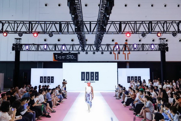  7月26日，第五屆中國（紹興）紡織新材料展在紹興國際會展中心拉開帷幕。500家企業(yè)參展，首日5000多名專業(yè)觀眾入場，展會炙熱的對接氛圍有如7月的氣浪，使行業(yè)快速升溫。海內(nèi)外企業(yè)積極響應(yīng)，原料龍頭企業(yè)高 &ldquo;復(fù)參率&rdquo;，歷經(jīng)五屆的新材料展有何獨特魅力？ 圖片  圖片  會展品質(zhì)乘勢而上   本屆新材料展獲得UFI國際展覽協(xié)會認(rèn)證，是工信部、商務(wù)部組織的2023年&ldquo;優(yōu)供給促升級&rdquo;系列活動之一，基于往屆資源優(yōu)勢，對展覽規(guī)劃、買家邀約、會務(wù)聯(lián)動等進(jìn)行了全線融合升級，展會品質(zhì)躍升，煥發(fā)新的風(fēng)采。展會由中國長絲織造協(xié)會、紹興市商務(wù)局、中國國際貿(mào)易委員會紹興市委員會、中國國際商會紹興商會、紹興市柯橋區(qū)會展業(yè)發(fā)展中心主辦，浙江三博會展股份有限公司聯(lián)合主辦，紹興市柯橋區(qū)中國輕紡城展會有限公司承辦，紹興市經(jīng)信局、浙江省紡織面料設(shè)計協(xié)會、七彩云、紹興市紡織行業(yè)協(xié)會協(xié)辦。  圖片  圖片  開幕盛況  國際展商同臺賽寶   本次展會共500家展商參展，設(shè)新材料、新織造、新設(shè)備、新面料四大特色展區(qū)，有超10萬款科技纖維、創(chuàng)新面料、紡機(jī)設(shè)備在展會發(fā)布。魏橋紡織、昆山東利、興發(fā)化纖、吉林化纖、通用新材料、德州恒豐、佳人新材料、浙江興發(fā)、紹興國周、鐠美科等知名紡織龍頭企業(yè)參展。紹興新昌紡機(jī)產(chǎn)業(yè)展團(tuán)、湖州長興織造產(chǎn)業(yè)展團(tuán)、諸暨繡花機(jī)械產(chǎn)業(yè)展團(tuán)、上虞染化料助劑產(chǎn)業(yè)展團(tuán)等區(qū)域展團(tuán)亮相。本屆展會更是引眾多RCEP國家和地區(qū)的展商組團(tuán)奔赴而來，在國際展區(qū)，韓國ditto時尚聯(lián)盟、緬甸中國商會、莫斯科中小企業(yè)工商會等國際展團(tuán)人氣旺盛。  圖片  企業(yè)展區(qū)  眾多展商聚焦雙碳熱點，圍繞綠色、健康、智造等方向展開產(chǎn)品角逐。魏橋紡織的生物基綠色環(huán)保+抗菌混紡系列、湖州威達(dá)集團(tuán)的綠色環(huán)保色紡紗系列、昆山東利的仿生透氣科技面料系列、吳江蘭天織造的UV對抗仿生科技面料、新型雙層直充防寒面料、機(jī)能無氨彈力面料等展品亮點頻出，展商企業(yè)開啟&ldquo;搶客&rdquo;模式，緊抓展會機(jī)遇尋求下游合作。本屆展會有更大規(guī)模的智能紡機(jī)、織機(jī)設(shè)備企業(yè)參展，進(jìn)一步彰顯國產(chǎn)智能織造的研發(fā)水平，鐠美科、浙江康立自控科技、浙江凱成智能設(shè)備、浙江瑪雅機(jī)電等展位帶來媲美國際水平的最新機(jī)械設(shè)備，令人矚目。  圖片  設(shè)備展區(qū)  探索解決行業(yè)困惑與瓶頸，是新材料展歷經(jīng)多屆與各企業(yè)總結(jié)、達(dá)成的共識，也是其不僅在于產(chǎn)品展貿(mào)，更在于新理念的交匯的價值內(nèi)涵。  國際視野論外貿(mào)   由中國紡織品進(jìn)出口商會主辦的2023紹興國際（RCEP）紡織服裝產(chǎn)業(yè)論壇系列活動與展會同期同館開幕。論壇以&ldquo;RCEP新機(jī)遇-紡織產(chǎn)業(yè)新格局&rdquo;為主題，就國內(nèi)紡織產(chǎn)業(yè)結(jié)構(gòu)與RCEP國際紡織服裝產(chǎn)業(yè)的發(fā)展趨勢進(jìn)行研討與產(chǎn)業(yè)對接。中國紡織品進(jìn)出口商會副會長王宇、韓國時尚服裝人工智能研究所院長金蕙京、緬甸中國紡織服裝協(xié)會會長施坤等嘉賓為論壇開幕致辭。  圖片  圖片 論壇開幕式  論壇開幕式后，首場系列活動韓國服飾流行趨勢論壇在展會時尚活動區(qū)舉辦，多家韓國時裝品牌聯(lián)合走秀，同時Dito&ditto，ISAE，F(xiàn)&PLUS等韓國時尚機(jī)構(gòu)帶來韓國時尚產(chǎn)業(yè)與數(shù)字技術(shù)的發(fā)展趨勢分享。后續(xù)將陸續(xù)舉辦2023生物基纖維材料產(chǎn)業(yè)技術(shù)論壇、走進(jìn)中國輕紡城市場對接會、亞洲紡織服裝供應(yīng)鏈高增長論壇等系列活動。  圖片  圖片 論壇系列活動&mdash;&mdash;韓國服飾流行趨勢論壇  中國纖維展姿態(tài)   作為歷屆新材料展重要配套論壇，2023中國紹興紡織新材料論壇將于展會第二日舉辦。將聚集昆山東利、浙江中國輕紡城集團(tuán)、浙江佳人新材料、紹興隆泰石墨烯、特思達(dá)（TESTEX）、廣東人仁康、浙江中紡標(biāo)、紹興織蛛物聯(lián)科技等企業(yè)作新產(chǎn)品新項目分享，帶來中國輕紡城紡織新材料采購中心推介，環(huán)保面料、再生聚酯新材料、石墨烯等纖維面料創(chuàng)新產(chǎn)品發(fā)布，OEKO-TEX&reg; STANDARD 100安全標(biāo)準(zhǔn)、健康紡織品標(biāo)準(zhǔn)、5A光子抗菌、坯布在線檢測等檢測后整理技術(shù)分享，諸多亮點值得期待。  圖片  觸摸纖維時尚,躍升品牌能級,纖維材料的性能之變，已經(jīng)與終端產(chǎn)品在競爭市場的廝殺突圍息息相關(guān)，從面料到服裝、家紡，從國內(nèi)企業(yè)到海外品牌，都不能錯過這一場產(chǎn)業(yè)對接的盛會。  跨越山海齊聚首   本屆展會借助今年全線升級之勢，全面擴(kuò)大對面料、服裝業(yè)大規(guī)模大品牌企業(yè)的邀約，并提前進(jìn)行買家需求的預(yù)采集和展商產(chǎn)品的預(yù)對接，顯著提升買家熱情和觀展效率。展會首日，丹東華洋紡織服裝、北京奔流野外運動服裝、北京方圣時尚、華紡股份有限公司等品牌買家應(yīng)邀而來，廣東、湖州、義烏、新疆等十余個地區(qū)采購團(tuán)紛紛到場，更有韓國、俄羅斯、越南、緬甸等數(shù)百名海外買家跨越山海來相會，如國際知名服裝品牌 J.K. Apparel、DOBB、LUBOO、YL co.,ltd、CHUNSANGDOO INNOCENCE、DAYGREEN INC等。  圖片  采供對接  商貿(mào)對接攬訂單   展會打通產(chǎn)業(yè)鏈，延伸展貿(mào)對接服務(wù)?，F(xiàn)場，快時尚跨境電商企業(yè)SheIn開啟為期兩天的面料專場、服裝專場閉門采購會，帶來數(shù)百類采購需求。國內(nèi)品牌采購團(tuán)走進(jìn)紡織源產(chǎn)地中國輕紡城市場，展開時尚買手與優(yōu)質(zhì)原創(chuàng)面料的靈感碰撞。展會第二日，亞洲染料聯(lián)合會、韓國纖維產(chǎn)業(yè)研究院、莫斯科中小企業(yè)商會、越南紡織商會、緬甸中國商會等國際采購團(tuán)也將進(jìn)市場與柯橋面料企業(yè)接洽外貿(mào)訂單。  圖片  圖片 采供對接  2023中國（紹興）紡織新材料展打造了新材料、新技術(shù)的信息高地，以國際展會的標(biāo)準(zhǔn)，向內(nèi)外貿(mào)一體化展會平臺成長蛻變，它是當(dāng)下紡織供應(yīng)鏈趨勢的具象展示，更是一場中國纖維向世界的傾訴表達(dá)。  圖片  圖片 圖片 ?觸摸纖維時尚、躍升品牌能級，第五屆中國（紹興）紡織新材料展盛大開幕