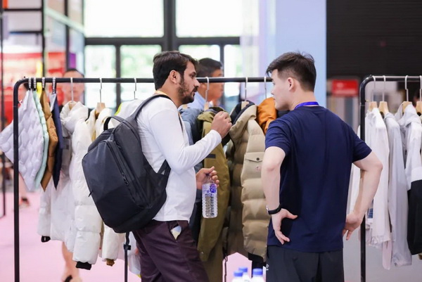  7月26日，第五屆中國（紹興）紡織新材料展在紹興國際會展中心拉開帷幕。500家企業(yè)參展，首日5000多名專業(yè)觀眾入場，展會炙熱的對接氛圍有如7月的氣浪，使行業(yè)快速升溫。海內(nèi)外企業(yè)積極響應(yīng)，原料龍頭企業(yè)高 &ldquo;復(fù)參率&rdquo;，歷經(jīng)五屆的新材料展有何獨特魅力？ 圖片  圖片  會展品質(zhì)乘勢而上   本屆新材料展獲得UFI國際展覽協(xié)會認(rèn)證，是工信部、商務(wù)部組織的2023年&ldquo;優(yōu)供給促升級&rdquo;系列活動之一，基于往屆資源優(yōu)勢，對展覽規(guī)劃、買家邀約、會務(wù)聯(lián)動等進(jìn)行了全線融合升級，展會品質(zhì)躍升，煥發(fā)新的風(fēng)采。展會由中國長絲織造協(xié)會、紹興市商務(wù)局、中國國際貿(mào)易委員會紹興市委員會、中國國際商會紹興商會、紹興市柯橋區(qū)會展業(yè)發(fā)展中心主辦，浙江三博會展股份有限公司聯(lián)合主辦，紹興市柯橋區(qū)中國輕紡城展會有限公司承辦，紹興市經(jīng)信局、浙江省紡織面料設(shè)計協(xié)會、七彩云、紹興市紡織行業(yè)協(xié)會協(xié)辦。  圖片  圖片  開幕盛況  國際展商同臺賽寶   本次展會共500家展商參展，設(shè)新材料、新織造、新設(shè)備、新面料四大特色展區(qū)，有超10萬款科技纖維、創(chuàng)新面料、紡機(jī)設(shè)備在展會發(fā)布。魏橋紡織、昆山東利、興發(fā)化纖、吉林化纖、通用新材料、德州恒豐、佳人新材料、浙江興發(fā)、紹興國周、鐠美科等知名紡織龍頭企業(yè)參展。紹興新昌紡機(jī)產(chǎn)業(yè)展團(tuán)、湖州長興織造產(chǎn)業(yè)展團(tuán)、諸暨繡花機(jī)械產(chǎn)業(yè)展團(tuán)、上虞染化料助劑產(chǎn)業(yè)展團(tuán)等區(qū)域展團(tuán)亮相。本屆展會更是引眾多RCEP國家和地區(qū)的展商組團(tuán)奔赴而來，在國際展區(qū)，韓國ditto時尚聯(lián)盟、緬甸中國商會、莫斯科中小企業(yè)工商會等國際展團(tuán)人氣旺盛。  圖片  企業(yè)展區(qū)  眾多展商聚焦雙碳熱點，圍繞綠色、健康、智造等方向展開產(chǎn)品角逐。魏橋紡織的生物基綠色環(huán)保+抗菌混紡系列、湖州威達(dá)集團(tuán)的綠色環(huán)保色紡紗系列、昆山東利的仿生透氣科技面料系列、吳江蘭天織造的UV對抗仿生科技面料、新型雙層直充防寒面料、機(jī)能無氨彈力面料等展品亮點頻出，展商企業(yè)開啟&ldquo;搶客&rdquo;模式，緊抓展會機(jī)遇尋求下游合作。本屆展會有更大規(guī)模的智能紡機(jī)、織機(jī)設(shè)備企業(yè)參展，進(jìn)一步彰顯國產(chǎn)智能織造的研發(fā)水平，鐠美科、浙江康立自控科技、浙江凱成智能設(shè)備、浙江瑪雅機(jī)電等展位帶來媲美國際水平的最新機(jī)械設(shè)備，令人矚目。  圖片  設(shè)備展區(qū)  探索解決行業(yè)困惑與瓶頸，是新材料展歷經(jīng)多屆與各企業(yè)總結(jié)、達(dá)成的共識，也是其不僅在于產(chǎn)品展貿(mào)，更在于新理念的交匯的價值內(nèi)涵。  國際視野論外貿(mào)   由中國紡織品進(jìn)出口商會主辦的2023紹興國際（RCEP）紡織服裝產(chǎn)業(yè)論壇系列活動與展會同期同館開幕。論壇以&ldquo;RCEP新機(jī)遇-紡織產(chǎn)業(yè)新格局&rdquo;為主題，就國內(nèi)紡織產(chǎn)業(yè)結(jié)構(gòu)與RCEP國際紡織服裝產(chǎn)業(yè)的發(fā)展趨勢進(jìn)行研討與產(chǎn)業(yè)對接。中國紡織品進(jìn)出口商會副會長王宇、韓國時尚服裝人工智能研究所院長金蕙京、緬甸中國紡織服裝協(xié)會會長施坤等嘉賓為論壇開幕致辭。  圖片  圖片 論壇開幕式  論壇開幕式后，首場系列活動韓國服飾流行趨勢論壇在展會時尚活動區(qū)舉辦，多家韓國時裝品牌聯(lián)合走秀，同時Dito&ditto，ISAE，F(xiàn)&PLUS等韓國時尚機(jī)構(gòu)帶來韓國時尚產(chǎn)業(yè)與數(shù)字技術(shù)的發(fā)展趨勢分享。后續(xù)將陸續(xù)舉辦2023生物基纖維材料產(chǎn)業(yè)技術(shù)論壇、走進(jìn)中國輕紡城市場對接會、亞洲紡織服裝供應(yīng)鏈高增長論壇等系列活動。  圖片  圖片 論壇系列活動&mdash;&mdash;韓國服飾流行趨勢論壇  中國纖維展姿態(tài)   作為歷屆新材料展重要配套論壇，2023中國紹興紡織新材料論壇將于展會第二日舉辦。將聚集昆山東利、浙江中國輕紡城集團(tuán)、浙江佳人新材料、紹興隆泰石墨烯、特思達(dá)（TESTEX）、廣東人仁康、浙江中紡標(biāo)、紹興織蛛物聯(lián)科技等企業(yè)作新產(chǎn)品新項目分享，帶來中國輕紡城紡織新材料采購中心推介，環(huán)保面料、再生聚酯新材料、石墨烯等纖維面料創(chuàng)新產(chǎn)品發(fā)布，OEKO-TEX&reg; STANDARD 100安全標(biāo)準(zhǔn)、健康紡織品標(biāo)準(zhǔn)、5A光子抗菌、坯布在線檢測等檢測后整理技術(shù)分享，諸多亮點值得期待。  圖片  觸摸纖維時尚,躍升品牌能級,纖維材料的性能之變，已經(jīng)與終端產(chǎn)品在競爭市場的廝殺突圍息息相關(guān)，從面料到服裝、家紡，從國內(nèi)企業(yè)到海外品牌，都不能錯過這一場產(chǎn)業(yè)對接的盛會。  跨越山海齊聚首   本屆展會借助今年全線升級之勢，全面擴(kuò)大對面料、服裝業(yè)大規(guī)模大品牌企業(yè)的邀約，并提前進(jìn)行買家需求的預(yù)采集和展商產(chǎn)品的預(yù)對接，顯著提升買家熱情和觀展效率。展會首日，丹東華洋紡織服裝、北京奔流野外運動服裝、北京方圣時尚、華紡股份有限公司等品牌買家應(yīng)邀而來，廣東、湖州、義烏、新疆等十余個地區(qū)采購團(tuán)紛紛到場，更有韓國、俄羅斯、越南、緬甸等數(shù)百名海外買家跨越山海來相會，如國際知名服裝品牌 J.K. Apparel、DOBB、LUBOO、YL co.,ltd、CHUNSANGDOO INNOCENCE、DAYGREEN INC等。  圖片  采供對接  商貿(mào)對接攬訂單   展會打通產(chǎn)業(yè)鏈，延伸展貿(mào)對接服務(wù)?，F(xiàn)場，快時尚跨境電商企業(yè)SheIn開啟為期兩天的面料專場、服裝專場閉門采購會，帶來數(shù)百類采購需求。國內(nèi)品牌采購團(tuán)走進(jìn)紡織源產(chǎn)地中國輕紡城市場，展開時尚買手與優(yōu)質(zhì)原創(chuàng)面料的靈感碰撞。展會第二日，亞洲染料聯(lián)合會、韓國纖維產(chǎn)業(yè)研究院、莫斯科中小企業(yè)商會、越南紡織商會、緬甸中國商會等國際采購團(tuán)也將進(jìn)市場與柯橋面料企業(yè)接洽外貿(mào)訂單。  圖片  圖片 采供對接  2023中國（紹興）紡織新材料展打造了新材料、新技術(shù)的信息高地，以國際展會的標(biāo)準(zhǔn)，向內(nèi)外貿(mào)一體化展會平臺成長蛻變，它是當(dāng)下紡織供應(yīng)鏈趨勢的具象展示，更是一場中國纖維向世界的傾訴表達(dá)。  圖片  圖片 圖片 ?觸摸纖維時尚、躍升品牌能級，第五屆中國（紹興）紡織新材料展盛大開幕