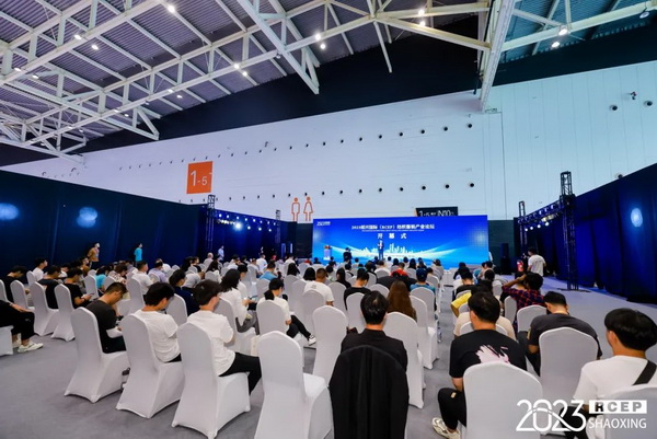  7月26日，第五屆中國（紹興）紡織新材料展在紹興國際會展中心拉開帷幕。500家企業(yè)參展，首日5000多名專業(yè)觀眾入場，展會炙熱的對接氛圍有如7月的氣浪，使行業(yè)快速升溫。海內(nèi)外企業(yè)積極響應(yīng)，原料龍頭企業(yè)高 &ldquo;復(fù)參率&rdquo;，歷經(jīng)五屆的新材料展有何獨特魅力？ 圖片  圖片  會展品質(zhì)乘勢而上   本屆新材料展獲得UFI國際展覽協(xié)會認(rèn)證，是工信部、商務(wù)部組織的2023年&ldquo;優(yōu)供給促升級&rdquo;系列活動之一，基于往屆資源優(yōu)勢，對展覽規(guī)劃、買家邀約、會務(wù)聯(lián)動等進(jìn)行了全線融合升級，展會品質(zhì)躍升，煥發(fā)新的風(fēng)采。展會由中國長絲織造協(xié)會、紹興市商務(wù)局、中國國際貿(mào)易委員會紹興市委員會、中國國際商會紹興商會、紹興市柯橋區(qū)會展業(yè)發(fā)展中心主辦，浙江三博會展股份有限公司聯(lián)合主辦，紹興市柯橋區(qū)中國輕紡城展會有限公司承辦，紹興市經(jīng)信局、浙江省紡織面料設(shè)計協(xié)會、七彩云、紹興市紡織行業(yè)協(xié)會協(xié)辦。  圖片  圖片  開幕盛況  國際展商同臺賽寶   本次展會共500家展商參展，設(shè)新材料、新織造、新設(shè)備、新面料四大特色展區(qū)，有超10萬款科技纖維、創(chuàng)新面料、紡機(jī)設(shè)備在展會發(fā)布。魏橋紡織、昆山東利、興發(fā)化纖、吉林化纖、通用新材料、德州恒豐、佳人新材料、浙江興發(fā)、紹興國周、鐠美科等知名紡織龍頭企業(yè)參展。紹興新昌紡機(jī)產(chǎn)業(yè)展團(tuán)、湖州長興織造產(chǎn)業(yè)展團(tuán)、諸暨繡花機(jī)械產(chǎn)業(yè)展團(tuán)、上虞染化料助劑產(chǎn)業(yè)展團(tuán)等區(qū)域展團(tuán)亮相。本屆展會更是引眾多RCEP國家和地區(qū)的展商組團(tuán)奔赴而來，在國際展區(qū)，韓國ditto時尚聯(lián)盟、緬甸中國商會、莫斯科中小企業(yè)工商會等國際展團(tuán)人氣旺盛。  圖片  企業(yè)展區(qū)  眾多展商聚焦雙碳熱點，圍繞綠色、健康、智造等方向展開產(chǎn)品角逐。魏橋紡織的生物基綠色環(huán)保+抗菌混紡系列、湖州威達(dá)集團(tuán)的綠色環(huán)保色紡紗系列、昆山東利的仿生透氣科技面料系列、吳江蘭天織造的UV對抗仿生科技面料、新型雙層直充防寒面料、機(jī)能無氨彈力面料等展品亮點頻出，展商企業(yè)開啟&ldquo;搶客&rdquo;模式，緊抓展會機(jī)遇尋求下游合作。本屆展會有更大規(guī)模的智能紡機(jī)、織機(jī)設(shè)備企業(yè)參展，進(jìn)一步彰顯國產(chǎn)智能織造的研發(fā)水平，鐠美科、浙江康立自控科技、浙江凱成智能設(shè)備、浙江瑪雅機(jī)電等展位帶來媲美國際水平的最新機(jī)械設(shè)備，令人矚目。  圖片  設(shè)備展區(qū)  探索解決行業(yè)困惑與瓶頸，是新材料展歷經(jīng)多屆與各企業(yè)總結(jié)、達(dá)成的共識，也是其不僅在于產(chǎn)品展貿(mào)，更在于新理念的交匯的價值內(nèi)涵。  國際視野論外貿(mào)   由中國紡織品進(jìn)出口商會主辦的2023紹興國際（RCEP）紡織服裝產(chǎn)業(yè)論壇系列活動與展會同期同館開幕。論壇以&ldquo;RCEP新機(jī)遇-紡織產(chǎn)業(yè)新格局&rdquo;為主題，就國內(nèi)紡織產(chǎn)業(yè)結(jié)構(gòu)與RCEP國際紡織服裝產(chǎn)業(yè)的發(fā)展趨勢進(jìn)行研討與產(chǎn)業(yè)對接。中國紡織品進(jìn)出口商會副會長王宇、韓國時尚服裝人工智能研究所院長金蕙京、緬甸中國紡織服裝協(xié)會會長施坤等嘉賓為論壇開幕致辭。  圖片  圖片 論壇開幕式  論壇開幕式后，首場系列活動韓國服飾流行趨勢論壇在展會時尚活動區(qū)舉辦，多家韓國時裝品牌聯(lián)合走秀，同時Dito&ditto，ISAE，F(xiàn)&PLUS等韓國時尚機(jī)構(gòu)帶來韓國時尚產(chǎn)業(yè)與數(shù)字技術(shù)的發(fā)展趨勢分享。后續(xù)將陸續(xù)舉辦2023生物基纖維材料產(chǎn)業(yè)技術(shù)論壇、走進(jìn)中國輕紡城市場對接會、亞洲紡織服裝供應(yīng)鏈高增長論壇等系列活動。  圖片  圖片 論壇系列活動&mdash;&mdash;韓國服飾流行趨勢論壇  中國纖維展姿態(tài)   作為歷屆新材料展重要配套論壇，2023中國紹興紡織新材料論壇將于展會第二日舉辦。將聚集昆山東利、浙江中國輕紡城集團(tuán)、浙江佳人新材料、紹興隆泰石墨烯、特思達(dá)（TESTEX）、廣東人仁康、浙江中紡標(biāo)、紹興織蛛物聯(lián)科技等企業(yè)作新產(chǎn)品新項目分享，帶來中國輕紡城紡織新材料采購中心推介，環(huán)保面料、再生聚酯新材料、石墨烯等纖維面料創(chuàng)新產(chǎn)品發(fā)布，OEKO-TEX&reg; STANDARD 100安全標(biāo)準(zhǔn)、健康紡織品標(biāo)準(zhǔn)、5A光子抗菌、坯布在線檢測等檢測后整理技術(shù)分享，諸多亮點值得期待。  圖片  觸摸纖維時尚,躍升品牌能級,纖維材料的性能之變，已經(jīng)與終端產(chǎn)品在競爭市場的廝殺突圍息息相關(guān)，從面料到服裝、家紡，從國內(nèi)企業(yè)到海外品牌，都不能錯過這一場產(chǎn)業(yè)對接的盛會。  跨越山海齊聚首   本屆展會借助今年全線升級之勢，全面擴(kuò)大對面料、服裝業(yè)大規(guī)模大品牌企業(yè)的邀約，并提前進(jìn)行買家需求的預(yù)采集和展商產(chǎn)品的預(yù)對接，顯著提升買家熱情和觀展效率。展會首日，丹東華洋紡織服裝、北京奔流野外運動服裝、北京方圣時尚、華紡股份有限公司等品牌買家應(yīng)邀而來，廣東、湖州、義烏、新疆等十余個地區(qū)采購團(tuán)紛紛到場，更有韓國、俄羅斯、越南、緬甸等數(shù)百名海外買家跨越山海來相會，如國際知名服裝品牌 J.K. Apparel、DOBB、LUBOO、YL co.,ltd、CHUNSANGDOO INNOCENCE、DAYGREEN INC等。  圖片  采供對接  商貿(mào)對接攬訂單   展會打通產(chǎn)業(yè)鏈，延伸展貿(mào)對接服務(wù)?，F(xiàn)場，快時尚跨境電商企業(yè)SheIn開啟為期兩天的面料專場、服裝專場閉門采購會，帶來數(shù)百類采購需求。國內(nèi)品牌采購團(tuán)走進(jìn)紡織源產(chǎn)地中國輕紡城市場，展開時尚買手與優(yōu)質(zhì)原創(chuàng)面料的靈感碰撞。展會第二日，亞洲染料聯(lián)合會、韓國纖維產(chǎn)業(yè)研究院、莫斯科中小企業(yè)商會、越南紡織商會、緬甸中國商會等國際采購團(tuán)也將進(jìn)市場與柯橋面料企業(yè)接洽外貿(mào)訂單。  圖片  圖片 采供對接  2023中國（紹興）紡織新材料展打造了新材料、新技術(shù)的信息高地，以國際展會的標(biāo)準(zhǔn)，向內(nèi)外貿(mào)一體化展會平臺成長蛻變，它是當(dāng)下紡織供應(yīng)鏈趨勢的具象展示，更是一場中國纖維向世界的傾訴表達(dá)。  圖片  圖片 圖片 ?觸摸纖維時尚、躍升品牌能級，第五屆中國（紹興）紡織新材料展盛大開幕