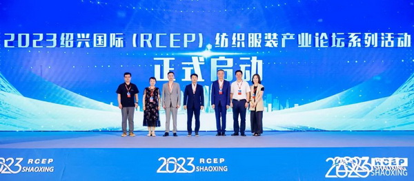  7月26日，第五屆中國（紹興）紡織新材料展在紹興國際會展中心拉開帷幕。500家企業(yè)參展，首日5000多名專業(yè)觀眾入場，展會炙熱的對接氛圍有如7月的氣浪，使行業(yè)快速升溫。海內(nèi)外企業(yè)積極響應(yīng)，原料龍頭企業(yè)高 &ldquo;復(fù)參率&rdquo;，歷經(jīng)五屆的新材料展有何獨特魅力？ 圖片  圖片  會展品質(zhì)乘勢而上   本屆新材料展獲得UFI國際展覽協(xié)會認(rèn)證，是工信部、商務(wù)部組織的2023年&ldquo;優(yōu)供給促升級&rdquo;系列活動之一，基于往屆資源優(yōu)勢，對展覽規(guī)劃、買家邀約、會務(wù)聯(lián)動等進(jìn)行了全線融合升級，展會品質(zhì)躍升，煥發(fā)新的風(fēng)采。展會由中國長絲織造協(xié)會、紹興市商務(wù)局、中國國際貿(mào)易委員會紹興市委員會、中國國際商會紹興商會、紹興市柯橋區(qū)會展業(yè)發(fā)展中心主辦，浙江三博會展股份有限公司聯(lián)合主辦，紹興市柯橋區(qū)中國輕紡城展會有限公司承辦，紹興市經(jīng)信局、浙江省紡織面料設(shè)計協(xié)會、七彩云、紹興市紡織行業(yè)協(xié)會協(xié)辦。  圖片  圖片  開幕盛況  國際展商同臺賽寶   本次展會共500家展商參展，設(shè)新材料、新織造、新設(shè)備、新面料四大特色展區(qū)，有超10萬款科技纖維、創(chuàng)新面料、紡機(jī)設(shè)備在展會發(fā)布。魏橋紡織、昆山東利、興發(fā)化纖、吉林化纖、通用新材料、德州恒豐、佳人新材料、浙江興發(fā)、紹興國周、鐠美科等知名紡織龍頭企業(yè)參展。紹興新昌紡機(jī)產(chǎn)業(yè)展團(tuán)、湖州長興織造產(chǎn)業(yè)展團(tuán)、諸暨繡花機(jī)械產(chǎn)業(yè)展團(tuán)、上虞染化料助劑產(chǎn)業(yè)展團(tuán)等區(qū)域展團(tuán)亮相。本屆展會更是引眾多RCEP國家和地區(qū)的展商組團(tuán)奔赴而來，在國際展區(qū)，韓國ditto時尚聯(lián)盟、緬甸中國商會、莫斯科中小企業(yè)工商會等國際展團(tuán)人氣旺盛。  圖片  企業(yè)展區(qū)  眾多展商聚焦雙碳熱點，圍繞綠色、健康、智造等方向展開產(chǎn)品角逐。魏橋紡織的生物基綠色環(huán)保+抗菌混紡系列、湖州威達(dá)集團(tuán)的綠色環(huán)保色紡紗系列、昆山東利的仿生透氣科技面料系列、吳江蘭天織造的UV對抗仿生科技面料、新型雙層直充防寒面料、機(jī)能無氨彈力面料等展品亮點頻出，展商企業(yè)開啟&ldquo;搶客&rdquo;模式，緊抓展會機(jī)遇尋求下游合作。本屆展會有更大規(guī)模的智能紡機(jī)、織機(jī)設(shè)備企業(yè)參展，進(jìn)一步彰顯國產(chǎn)智能織造的研發(fā)水平，鐠美科、浙江康立自控科技、浙江凱成智能設(shè)備、浙江瑪雅機(jī)電等展位帶來媲美國際水平的最新機(jī)械設(shè)備，令人矚目。  圖片  設(shè)備展區(qū)  探索解決行業(yè)困惑與瓶頸，是新材料展歷經(jīng)多屆與各企業(yè)總結(jié)、達(dá)成的共識，也是其不僅在于產(chǎn)品展貿(mào)，更在于新理念的交匯的價值內(nèi)涵。  國際視野論外貿(mào)   由中國紡織品進(jìn)出口商會主辦的2023紹興國際（RCEP）紡織服裝產(chǎn)業(yè)論壇系列活動與展會同期同館開幕。論壇以&ldquo;RCEP新機(jī)遇-紡織產(chǎn)業(yè)新格局&rdquo;為主題，就國內(nèi)紡織產(chǎn)業(yè)結(jié)構(gòu)與RCEP國際紡織服裝產(chǎn)業(yè)的發(fā)展趨勢進(jìn)行研討與產(chǎn)業(yè)對接。中國紡織品進(jìn)出口商會副會長王宇、韓國時尚服裝人工智能研究所院長金蕙京、緬甸中國紡織服裝協(xié)會會長施坤等嘉賓為論壇開幕致辭。  圖片  圖片 論壇開幕式  論壇開幕式后，首場系列活動韓國服飾流行趨勢論壇在展會時尚活動區(qū)舉辦，多家韓國時裝品牌聯(lián)合走秀，同時Dito&ditto，ISAE，F(xiàn)&PLUS等韓國時尚機(jī)構(gòu)帶來韓國時尚產(chǎn)業(yè)與數(shù)字技術(shù)的發(fā)展趨勢分享。后續(xù)將陸續(xù)舉辦2023生物基纖維材料產(chǎn)業(yè)技術(shù)論壇、走進(jìn)中國輕紡城市場對接會、亞洲紡織服裝供應(yīng)鏈高增長論壇等系列活動。  圖片  圖片 論壇系列活動&mdash;&mdash;韓國服飾流行趨勢論壇  中國纖維展姿態(tài)   作為歷屆新材料展重要配套論壇，2023中國紹興紡織新材料論壇將于展會第二日舉辦。將聚集昆山東利、浙江中國輕紡城集團(tuán)、浙江佳人新材料、紹興隆泰石墨烯、特思達(dá)（TESTEX）、廣東人仁康、浙江中紡標(biāo)、紹興織蛛物聯(lián)科技等企業(yè)作新產(chǎn)品新項目分享，帶來中國輕紡城紡織新材料采購中心推介，環(huán)保面料、再生聚酯新材料、石墨烯等纖維面料創(chuàng)新產(chǎn)品發(fā)布，OEKO-TEX&reg; STANDARD 100安全標(biāo)準(zhǔn)、健康紡織品標(biāo)準(zhǔn)、5A光子抗菌、坯布在線檢測等檢測后整理技術(shù)分享，諸多亮點值得期待。  圖片  觸摸纖維時尚,躍升品牌能級,纖維材料的性能之變，已經(jīng)與終端產(chǎn)品在競爭市場的廝殺突圍息息相關(guān)，從面料到服裝、家紡，從國內(nèi)企業(yè)到海外品牌，都不能錯過這一場產(chǎn)業(yè)對接的盛會。  跨越山海齊聚首   本屆展會借助今年全線升級之勢，全面擴(kuò)大對面料、服裝業(yè)大規(guī)模大品牌企業(yè)的邀約，并提前進(jìn)行買家需求的預(yù)采集和展商產(chǎn)品的預(yù)對接，顯著提升買家熱情和觀展效率。展會首日，丹東華洋紡織服裝、北京奔流野外運動服裝、北京方圣時尚、華紡股份有限公司等品牌買家應(yīng)邀而來，廣東、湖州、義烏、新疆等十余個地區(qū)采購團(tuán)紛紛到場，更有韓國、俄羅斯、越南、緬甸等數(shù)百名海外買家跨越山海來相會，如國際知名服裝品牌 J.K. Apparel、DOBB、LUBOO、YL co.,ltd、CHUNSANGDOO INNOCENCE、DAYGREEN INC等。  圖片  采供對接  商貿(mào)對接攬訂單   展會打通產(chǎn)業(yè)鏈，延伸展貿(mào)對接服務(wù)?，F(xiàn)場，快時尚跨境電商企業(yè)SheIn開啟為期兩天的面料專場、服裝專場閉門采購會，帶來數(shù)百類采購需求。國內(nèi)品牌采購團(tuán)走進(jìn)紡織源產(chǎn)地中國輕紡城市場，展開時尚買手與優(yōu)質(zhì)原創(chuàng)面料的靈感碰撞。展會第二日，亞洲染料聯(lián)合會、韓國纖維產(chǎn)業(yè)研究院、莫斯科中小企業(yè)商會、越南紡織商會、緬甸中國商會等國際采購團(tuán)也將進(jìn)市場與柯橋面料企業(yè)接洽外貿(mào)訂單。  圖片  圖片 采供對接  2023中國（紹興）紡織新材料展打造了新材料、新技術(shù)的信息高地，以國際展會的標(biāo)準(zhǔn)，向內(nèi)外貿(mào)一體化展會平臺成長蛻變，它是當(dāng)下紡織供應(yīng)鏈趨勢的具象展示，更是一場中國纖維向世界的傾訴表達(dá)。  圖片  圖片 圖片 ?觸摸纖維時尚、躍升品牌能級，第五屆中國（紹興）紡織新材料展盛大開幕