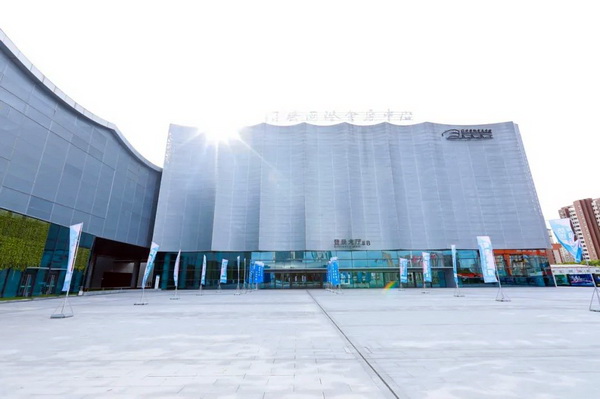  7月26日，第五屆中國（紹興）紡織新材料展在紹興國際會展中心拉開帷幕。500家企業(yè)參展，首日5000多名專業(yè)觀眾入場，展會炙熱的對接氛圍有如7月的氣浪，使行業(yè)快速升溫。海內(nèi)外企業(yè)積極響應(yīng)，原料龍頭企業(yè)高 &ldquo;復(fù)參率&rdquo;，歷經(jīng)五屆的新材料展有何獨特魅力？ 圖片  圖片  會展品質(zhì)乘勢而上   本屆新材料展獲得UFI國際展覽協(xié)會認(rèn)證，是工信部、商務(wù)部組織的2023年&ldquo;優(yōu)供給促升級&rdquo;系列活動之一，基于往屆資源優(yōu)勢，對展覽規(guī)劃、買家邀約、會務(wù)聯(lián)動等進(jìn)行了全線融合升級，展會品質(zhì)躍升，煥發(fā)新的風(fēng)采。展會由中國長絲織造協(xié)會、紹興市商務(wù)局、中國國際貿(mào)易委員會紹興市委員會、中國國際商會紹興商會、紹興市柯橋區(qū)會展業(yè)發(fā)展中心主辦，浙江三博會展股份有限公司聯(lián)合主辦，紹興市柯橋區(qū)中國輕紡城展會有限公司承辦，紹興市經(jīng)信局、浙江省紡織面料設(shè)計協(xié)會、七彩云、紹興市紡織行業(yè)協(xié)會協(xié)辦。  圖片  圖片  開幕盛況  國際展商同臺賽寶   本次展會共500家展商參展，設(shè)新材料、新織造、新設(shè)備、新面料四大特色展區(qū)，有超10萬款科技纖維、創(chuàng)新面料、紡機(jī)設(shè)備在展會發(fā)布。魏橋紡織、昆山東利、興發(fā)化纖、吉林化纖、通用新材料、德州恒豐、佳人新材料、浙江興發(fā)、紹興國周、鐠美科等知名紡織龍頭企業(yè)參展。紹興新昌紡機(jī)產(chǎn)業(yè)展團(tuán)、湖州長興織造產(chǎn)業(yè)展團(tuán)、諸暨繡花機(jī)械產(chǎn)業(yè)展團(tuán)、上虞染化料助劑產(chǎn)業(yè)展團(tuán)等區(qū)域展團(tuán)亮相。本屆展會更是引眾多RCEP國家和地區(qū)的展商組團(tuán)奔赴而來，在國際展區(qū)，韓國ditto時尚聯(lián)盟、緬甸中國商會、莫斯科中小企業(yè)工商會等國際展團(tuán)人氣旺盛。  圖片  企業(yè)展區(qū)  眾多展商聚焦雙碳熱點，圍繞綠色、健康、智造等方向展開產(chǎn)品角逐。魏橋紡織的生物基綠色環(huán)保+抗菌混紡系列、湖州威達(dá)集團(tuán)的綠色環(huán)保色紡紗系列、昆山東利的仿生透氣科技面料系列、吳江蘭天織造的UV對抗仿生科技面料、新型雙層直充防寒面料、機(jī)能無氨彈力面料等展品亮點頻出，展商企業(yè)開啟&ldquo;搶客&rdquo;模式，緊抓展會機(jī)遇尋求下游合作。本屆展會有更大規(guī)模的智能紡機(jī)、織機(jī)設(shè)備企業(yè)參展，進(jìn)一步彰顯國產(chǎn)智能織造的研發(fā)水平，鐠美科、浙江康立自控科技、浙江凱成智能設(shè)備、浙江瑪雅機(jī)電等展位帶來媲美國際水平的最新機(jī)械設(shè)備，令人矚目。  圖片  設(shè)備展區(qū)  探索解決行業(yè)困惑與瓶頸，是新材料展歷經(jīng)多屆與各企業(yè)總結(jié)、達(dá)成的共識，也是其不僅在于產(chǎn)品展貿(mào)，更在于新理念的交匯的價值內(nèi)涵。  國際視野論外貿(mào)   由中國紡織品進(jìn)出口商會主辦的2023紹興國際（RCEP）紡織服裝產(chǎn)業(yè)論壇系列活動與展會同期同館開幕。論壇以&ldquo;RCEP新機(jī)遇-紡織產(chǎn)業(yè)新格局&rdquo;為主題，就國內(nèi)紡織產(chǎn)業(yè)結(jié)構(gòu)與RCEP國際紡織服裝產(chǎn)業(yè)的發(fā)展趨勢進(jìn)行研討與產(chǎn)業(yè)對接。中國紡織品進(jìn)出口商會副會長王宇、韓國時尚服裝人工智能研究所院長金蕙京、緬甸中國紡織服裝協(xié)會會長施坤等嘉賓為論壇開幕致辭。  圖片  圖片 論壇開幕式  論壇開幕式后，首場系列活動韓國服飾流行趨勢論壇在展會時尚活動區(qū)舉辦，多家韓國時裝品牌聯(lián)合走秀，同時Dito&ditto，ISAE，F(xiàn)&PLUS等韓國時尚機(jī)構(gòu)帶來韓國時尚產(chǎn)業(yè)與數(shù)字技術(shù)的發(fā)展趨勢分享。后續(xù)將陸續(xù)舉辦2023生物基纖維材料產(chǎn)業(yè)技術(shù)論壇、走進(jìn)中國輕紡城市場對接會、亞洲紡織服裝供應(yīng)鏈高增長論壇等系列活動。  圖片  圖片 論壇系列活動&mdash;&mdash;韓國服飾流行趨勢論壇  中國纖維展姿態(tài)   作為歷屆新材料展重要配套論壇，2023中國紹興紡織新材料論壇將于展會第二日舉辦。將聚集昆山東利、浙江中國輕紡城集團(tuán)、浙江佳人新材料、紹興隆泰石墨烯、特思達(dá)（TESTEX）、廣東人仁康、浙江中紡標(biāo)、紹興織蛛物聯(lián)科技等企業(yè)作新產(chǎn)品新項目分享，帶來中國輕紡城紡織新材料采購中心推介，環(huán)保面料、再生聚酯新材料、石墨烯等纖維面料創(chuàng)新產(chǎn)品發(fā)布，OEKO-TEX&reg; STANDARD 100安全標(biāo)準(zhǔn)、健康紡織品標(biāo)準(zhǔn)、5A光子抗菌、坯布在線檢測等檢測后整理技術(shù)分享，諸多亮點值得期待。  圖片  觸摸纖維時尚,躍升品牌能級,纖維材料的性能之變，已經(jīng)與終端產(chǎn)品在競爭市場的廝殺突圍息息相關(guān)，從面料到服裝、家紡，從國內(nèi)企業(yè)到海外品牌，都不能錯過這一場產(chǎn)業(yè)對接的盛會。  跨越山海齊聚首   本屆展會借助今年全線升級之勢，全面擴(kuò)大對面料、服裝業(yè)大規(guī)模大品牌企業(yè)的邀約，并提前進(jìn)行買家需求的預(yù)采集和展商產(chǎn)品的預(yù)對接，顯著提升買家熱情和觀展效率。展會首日，丹東華洋紡織服裝、北京奔流野外運動服裝、北京方圣時尚、華紡股份有限公司等品牌買家應(yīng)邀而來，廣東、湖州、義烏、新疆等十余個地區(qū)采購團(tuán)紛紛到場，更有韓國、俄羅斯、越南、緬甸等數(shù)百名海外買家跨越山海來相會，如國際知名服裝品牌 J.K. Apparel、DOBB、LUBOO、YL co.,ltd、CHUNSANGDOO INNOCENCE、DAYGREEN INC等。  圖片  采供對接  商貿(mào)對接攬訂單   展會打通產(chǎn)業(yè)鏈，延伸展貿(mào)對接服務(wù)。現(xiàn)場，快時尚跨境電商企業(yè)SheIn開啟為期兩天的面料專場、服裝專場閉門采購會，帶來數(shù)百類采購需求。國內(nèi)品牌采購團(tuán)走進(jìn)紡織源產(chǎn)地中國輕紡城市場，展開時尚買手與優(yōu)質(zhì)原創(chuàng)面料的靈感碰撞。展會第二日，亞洲染料聯(lián)合會、韓國纖維產(chǎn)業(yè)研究院、莫斯科中小企業(yè)商會、越南紡織商會、緬甸中國商會等國際采購團(tuán)也將進(jìn)市場與柯橋面料企業(yè)接洽外貿(mào)訂單。  圖片  圖片 采供對接  2023中國（紹興）紡織新材料展打造了新材料、新技術(shù)的信息高地，以國際展會的標(biāo)準(zhǔn)，向內(nèi)外貿(mào)一體化展會平臺成長蛻變，它是當(dāng)下紡織供應(yīng)鏈趨勢的具象展示，更是一場中國纖維向世界的傾訴表達(dá)。  圖片  圖片 圖片 ?觸摸纖維時尚、躍升品牌能級，第五屆中國（紹興）紡織新材料展盛大開幕