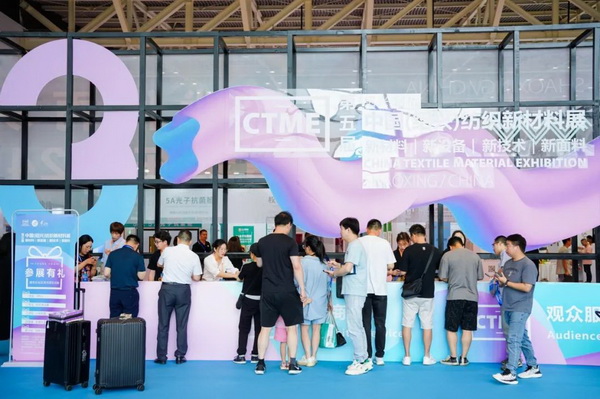  7月26日，第五屆中國（紹興）紡織新材料展在紹興國際會展中心拉開帷幕。500家企業(yè)參展，首日5000多名專業(yè)觀眾入場，展會炙熱的對接氛圍有如7月的氣浪，使行業(yè)快速升溫。海內(nèi)外企業(yè)積極響應(yīng)，原料龍頭企業(yè)高 &ldquo;復(fù)參率&rdquo;，歷經(jīng)五屆的新材料展有何獨特魅力？ 圖片  圖片  會展品質(zhì)乘勢而上   本屆新材料展獲得UFI國際展覽協(xié)會認(rèn)證，是工信部、商務(wù)部組織的2023年&ldquo;優(yōu)供給促升級&rdquo;系列活動之一，基于往屆資源優(yōu)勢，對展覽規(guī)劃、買家邀約、會務(wù)聯(lián)動等進(jìn)行了全線融合升級，展會品質(zhì)躍升，煥發(fā)新的風(fēng)采。展會由中國長絲織造協(xié)會、紹興市商務(wù)局、中國國際貿(mào)易委員會紹興市委員會、中國國際商會紹興商會、紹興市柯橋區(qū)會展業(yè)發(fā)展中心主辦，浙江三博會展股份有限公司聯(lián)合主辦，紹興市柯橋區(qū)中國輕紡城展會有限公司承辦，紹興市經(jīng)信局、浙江省紡織面料設(shè)計協(xié)會、七彩云、紹興市紡織行業(yè)協(xié)會協(xié)辦。  圖片  圖片  開幕盛況  國際展商同臺賽寶   本次展會共500家展商參展，設(shè)新材料、新織造、新設(shè)備、新面料四大特色展區(qū)，有超10萬款科技纖維、創(chuàng)新面料、紡機(jī)設(shè)備在展會發(fā)布。魏橋紡織、昆山東利、興發(fā)化纖、吉林化纖、通用新材料、德州恒豐、佳人新材料、浙江興發(fā)、紹興國周、鐠美科等知名紡織龍頭企業(yè)參展。紹興新昌紡機(jī)產(chǎn)業(yè)展團(tuán)、湖州長興織造產(chǎn)業(yè)展團(tuán)、諸暨繡花機(jī)械產(chǎn)業(yè)展團(tuán)、上虞染化料助劑產(chǎn)業(yè)展團(tuán)等區(qū)域展團(tuán)亮相。本屆展會更是引眾多RCEP國家和地區(qū)的展商組團(tuán)奔赴而來，在國際展區(qū)，韓國ditto時尚聯(lián)盟、緬甸中國商會、莫斯科中小企業(yè)工商會等國際展團(tuán)人氣旺盛。  圖片  企業(yè)展區(qū)  眾多展商聚焦雙碳熱點，圍繞綠色、健康、智造等方向展開產(chǎn)品角逐。魏橋紡織的生物基綠色環(huán)保+抗菌混紡系列、湖州威達(dá)集團(tuán)的綠色環(huán)保色紡紗系列、昆山東利的仿生透氣科技面料系列、吳江蘭天織造的UV對抗仿生科技面料、新型雙層直充防寒面料、機(jī)能無氨彈力面料等展品亮點頻出，展商企業(yè)開啟&ldquo;搶客&rdquo;模式，緊抓展會機(jī)遇尋求下游合作。本屆展會有更大規(guī)模的智能紡機(jī)、織機(jī)設(shè)備企業(yè)參展，進(jìn)一步彰顯國產(chǎn)智能織造的研發(fā)水平，鐠美科、浙江康立自控科技、浙江凱成智能設(shè)備、浙江瑪雅機(jī)電等展位帶來媲美國際水平的最新機(jī)械設(shè)備，令人矚目。  圖片  設(shè)備展區(qū)  探索解決行業(yè)困惑與瓶頸，是新材料展歷經(jīng)多屆與各企業(yè)總結(jié)、達(dá)成的共識，也是其不僅在于產(chǎn)品展貿(mào)，更在于新理念的交匯的價值內(nèi)涵。  國際視野論外貿(mào)   由中國紡織品進(jìn)出口商會主辦的2023紹興國際（RCEP）紡織服裝產(chǎn)業(yè)論壇系列活動與展會同期同館開幕。論壇以&ldquo;RCEP新機(jī)遇-紡織產(chǎn)業(yè)新格局&rdquo;為主題，就國內(nèi)紡織產(chǎn)業(yè)結(jié)構(gòu)與RCEP國際紡織服裝產(chǎn)業(yè)的發(fā)展趨勢進(jìn)行研討與產(chǎn)業(yè)對接。中國紡織品進(jìn)出口商會副會長王宇、韓國時尚服裝人工智能研究所院長金蕙京、緬甸中國紡織服裝協(xié)會會長施坤等嘉賓為論壇開幕致辭。  圖片  圖片 論壇開幕式  論壇開幕式后，首場系列活動韓國服飾流行趨勢論壇在展會時尚活動區(qū)舉辦，多家韓國時裝品牌聯(lián)合走秀，同時Dito&ditto，ISAE，F(xiàn)&PLUS等韓國時尚機(jī)構(gòu)帶來韓國時尚產(chǎn)業(yè)與數(shù)字技術(shù)的發(fā)展趨勢分享。后續(xù)將陸續(xù)舉辦2023生物基纖維材料產(chǎn)業(yè)技術(shù)論壇、走進(jìn)中國輕紡城市場對接會、亞洲紡織服裝供應(yīng)鏈高增長論壇等系列活動。  圖片  圖片 論壇系列活動&mdash;&mdash;韓國服飾流行趨勢論壇  中國纖維展姿態(tài)   作為歷屆新材料展重要配套論壇，2023中國紹興紡織新材料論壇將于展會第二日舉辦。將聚集昆山東利、浙江中國輕紡城集團(tuán)、浙江佳人新材料、紹興隆泰石墨烯、特思達(dá)（TESTEX）、廣東人仁康、浙江中紡標(biāo)、紹興織蛛物聯(lián)科技等企業(yè)作新產(chǎn)品新項目分享，帶來中國輕紡城紡織新材料采購中心推介，環(huán)保面料、再生聚酯新材料、石墨烯等纖維面料創(chuàng)新產(chǎn)品發(fā)布，OEKO-TEX&reg; STANDARD 100安全標(biāo)準(zhǔn)、健康紡織品標(biāo)準(zhǔn)、5A光子抗菌、坯布在線檢測等檢測后整理技術(shù)分享，諸多亮點值得期待。  圖片  觸摸纖維時尚,躍升品牌能級,纖維材料的性能之變，已經(jīng)與終端產(chǎn)品在競爭市場的廝殺突圍息息相關(guān)，從面料到服裝、家紡，從國內(nèi)企業(yè)到海外品牌，都不能錯過這一場產(chǎn)業(yè)對接的盛會。  跨越山海齊聚首   本屆展會借助今年全線升級之勢，全面擴(kuò)大對面料、服裝業(yè)大規(guī)模大品牌企業(yè)的邀約，并提前進(jìn)行買家需求的預(yù)采集和展商產(chǎn)品的預(yù)對接，顯著提升買家熱情和觀展效率。展會首日，丹東華洋紡織服裝、北京奔流野外運動服裝、北京方圣時尚、華紡股份有限公司等品牌買家應(yīng)邀而來，廣東、湖州、義烏、新疆等十余個地區(qū)采購團(tuán)紛紛到場，更有韓國、俄羅斯、越南、緬甸等數(shù)百名海外買家跨越山海來相會，如國際知名服裝品牌 J.K. Apparel、DOBB、LUBOO、YL co.,ltd、CHUNSANGDOO INNOCENCE、DAYGREEN INC等。  圖片  采供對接  商貿(mào)對接攬訂單   展會打通產(chǎn)業(yè)鏈，延伸展貿(mào)對接服務(wù)?，F(xiàn)場，快時尚跨境電商企業(yè)SheIn開啟為期兩天的面料專場、服裝專場閉門采購會，帶來數(shù)百類采購需求。國內(nèi)品牌采購團(tuán)走進(jìn)紡織源產(chǎn)地中國輕紡城市場，展開時尚買手與優(yōu)質(zhì)原創(chuàng)面料的靈感碰撞。展會第二日，亞洲染料聯(lián)合會、韓國纖維產(chǎn)業(yè)研究院、莫斯科中小企業(yè)商會、越南紡織商會、緬甸中國商會等國際采購團(tuán)也將進(jìn)市場與柯橋面料企業(yè)接洽外貿(mào)訂單。  圖片  圖片 采供對接  2023中國（紹興）紡織新材料展打造了新材料、新技術(shù)的信息高地，以國際展會的標(biāo)準(zhǔn)，向內(nèi)外貿(mào)一體化展會平臺成長蛻變，它是當(dāng)下紡織供應(yīng)鏈趨勢的具象展示，更是一場中國纖維向世界的傾訴表達(dá)。  圖片  圖片 圖片 ?觸摸纖維時尚、躍升品牌能級，第五屆中國（紹興）紡織新材料展盛大開幕