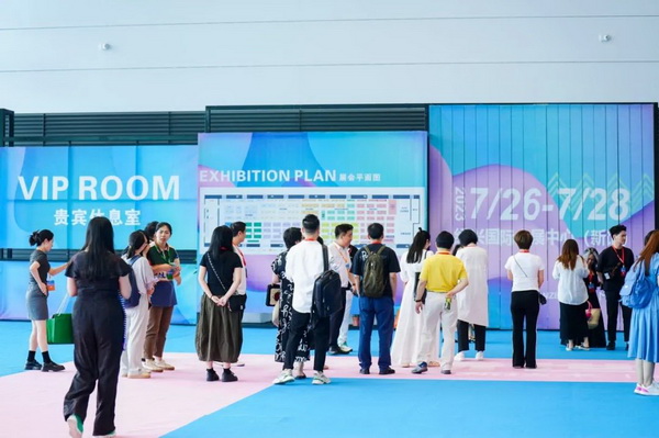  7月26日，第五屆中國（紹興）紡織新材料展在紹興國際會展中心拉開帷幕。500家企業(yè)參展，首日5000多名專業(yè)觀眾入場，展會炙熱的對接氛圍有如7月的氣浪，使行業(yè)快速升溫。海內(nèi)外企業(yè)積極響應(yīng)，原料龍頭企業(yè)高 &ldquo;復(fù)參率&rdquo;，歷經(jīng)五屆的新材料展有何獨特魅力？ 圖片  圖片  會展品質(zhì)乘勢而上   本屆新材料展獲得UFI國際展覽協(xié)會認(rèn)證，是工信部、商務(wù)部組織的2023年&ldquo;優(yōu)供給促升級&rdquo;系列活動之一，基于往屆資源優(yōu)勢，對展覽規(guī)劃、買家邀約、會務(wù)聯(lián)動等進(jìn)行了全線融合升級，展會品質(zhì)躍升，煥發(fā)新的風(fēng)采。展會由中國長絲織造協(xié)會、紹興市商務(wù)局、中國國際貿(mào)易委員會紹興市委員會、中國國際商會紹興商會、紹興市柯橋區(qū)會展業(yè)發(fā)展中心主辦，浙江三博會展股份有限公司聯(lián)合主辦，紹興市柯橋區(qū)中國輕紡城展會有限公司承辦，紹興市經(jīng)信局、浙江省紡織面料設(shè)計協(xié)會、七彩云、紹興市紡織行業(yè)協(xié)會協(xié)辦。  圖片  圖片  開幕盛況  國際展商同臺賽寶   本次展會共500家展商參展，設(shè)新材料、新織造、新設(shè)備、新面料四大特色展區(qū)，有超10萬款科技纖維、創(chuàng)新面料、紡機(jī)設(shè)備在展會發(fā)布。魏橋紡織、昆山東利、興發(fā)化纖、吉林化纖、通用新材料、德州恒豐、佳人新材料、浙江興發(fā)、紹興國周、鐠美科等知名紡織龍頭企業(yè)參展。紹興新昌紡機(jī)產(chǎn)業(yè)展團(tuán)、湖州長興織造產(chǎn)業(yè)展團(tuán)、諸暨繡花機(jī)械產(chǎn)業(yè)展團(tuán)、上虞染化料助劑產(chǎn)業(yè)展團(tuán)等區(qū)域展團(tuán)亮相。本屆展會更是引眾多RCEP國家和地區(qū)的展商組團(tuán)奔赴而來，在國際展區(qū)，韓國ditto時尚聯(lián)盟、緬甸中國商會、莫斯科中小企業(yè)工商會等國際展團(tuán)人氣旺盛。  圖片  企業(yè)展區(qū)  眾多展商聚焦雙碳熱點，圍繞綠色、健康、智造等方向展開產(chǎn)品角逐。魏橋紡織的生物基綠色環(huán)保+抗菌混紡系列、湖州威達(dá)集團(tuán)的綠色環(huán)保色紡紗系列、昆山東利的仿生透氣科技面料系列、吳江蘭天織造的UV對抗仿生科技面料、新型雙層直充防寒面料、機(jī)能無氨彈力面料等展品亮點頻出，展商企業(yè)開啟&ldquo;搶客&rdquo;模式，緊抓展會機(jī)遇尋求下游合作。本屆展會有更大規(guī)模的智能紡機(jī)、織機(jī)設(shè)備企業(yè)參展，進(jìn)一步彰顯國產(chǎn)智能織造的研發(fā)水平，鐠美科、浙江康立自控科技、浙江凱成智能設(shè)備、浙江瑪雅機(jī)電等展位帶來媲美國際水平的最新機(jī)械設(shè)備，令人矚目。  圖片  設(shè)備展區(qū)  探索解決行業(yè)困惑與瓶頸，是新材料展歷經(jīng)多屆與各企業(yè)總結(jié)、達(dá)成的共識，也是其不僅在于產(chǎn)品展貿(mào)，更在于新理念的交匯的價值內(nèi)涵。  國際視野論外貿(mào)   由中國紡織品進(jìn)出口商會主辦的2023紹興國際（RCEP）紡織服裝產(chǎn)業(yè)論壇系列活動與展會同期同館開幕。論壇以&ldquo;RCEP新機(jī)遇-紡織產(chǎn)業(yè)新格局&rdquo;為主題，就國內(nèi)紡織產(chǎn)業(yè)結(jié)構(gòu)與RCEP國際紡織服裝產(chǎn)業(yè)的發(fā)展趨勢進(jìn)行研討與產(chǎn)業(yè)對接。中國紡織品進(jìn)出口商會副會長王宇、韓國時尚服裝人工智能研究所院長金蕙京、緬甸中國紡織服裝協(xié)會會長施坤等嘉賓為論壇開幕致辭。  圖片  圖片 論壇開幕式  論壇開幕式后，首場系列活動韓國服飾流行趨勢論壇在展會時尚活動區(qū)舉辦，多家韓國時裝品牌聯(lián)合走秀，同時Dito&ditto，ISAE，F(xiàn)&PLUS等韓國時尚機(jī)構(gòu)帶來韓國時尚產(chǎn)業(yè)與數(shù)字技術(shù)的發(fā)展趨勢分享。后續(xù)將陸續(xù)舉辦2023生物基纖維材料產(chǎn)業(yè)技術(shù)論壇、走進(jìn)中國輕紡城市場對接會、亞洲紡織服裝供應(yīng)鏈高增長論壇等系列活動。  圖片  圖片 論壇系列活動&mdash;&mdash;韓國服飾流行趨勢論壇  中國纖維展姿態(tài)   作為歷屆新材料展重要配套論壇，2023中國紹興紡織新材料論壇將于展會第二日舉辦。將聚集昆山東利、浙江中國輕紡城集團(tuán)、浙江佳人新材料、紹興隆泰石墨烯、特思達(dá)（TESTEX）、廣東人仁康、浙江中紡標(biāo)、紹興織蛛物聯(lián)科技等企業(yè)作新產(chǎn)品新項目分享，帶來中國輕紡城紡織新材料采購中心推介，環(huán)保面料、再生聚酯新材料、石墨烯等纖維面料創(chuàng)新產(chǎn)品發(fā)布，OEKO-TEX&reg; STANDARD 100安全標(biāo)準(zhǔn)、健康紡織品標(biāo)準(zhǔn)、5A光子抗菌、坯布在線檢測等檢測后整理技術(shù)分享，諸多亮點值得期待。  圖片  觸摸纖維時尚,躍升品牌能級,纖維材料的性能之變，已經(jīng)與終端產(chǎn)品在競爭市場的廝殺突圍息息相關(guān)，從面料到服裝、家紡，從國內(nèi)企業(yè)到海外品牌，都不能錯過這一場產(chǎn)業(yè)對接的盛會。  跨越山海齊聚首   本屆展會借助今年全線升級之勢，全面擴(kuò)大對面料、服裝業(yè)大規(guī)模大品牌企業(yè)的邀約，并提前進(jìn)行買家需求的預(yù)采集和展商產(chǎn)品的預(yù)對接，顯著提升買家熱情和觀展效率。展會首日，丹東華洋紡織服裝、北京奔流野外運動服裝、北京方圣時尚、華紡股份有限公司等品牌買家應(yīng)邀而來，廣東、湖州、義烏、新疆等十余個地區(qū)采購團(tuán)紛紛到場，更有韓國、俄羅斯、越南、緬甸等數(shù)百名海外買家跨越山海來相會，如國際知名服裝品牌 J.K. Apparel、DOBB、LUBOO、YL co.,ltd、CHUNSANGDOO INNOCENCE、DAYGREEN INC等。  圖片  采供對接  商貿(mào)對接攬訂單   展會打通產(chǎn)業(yè)鏈，延伸展貿(mào)對接服務(wù)。現(xiàn)場，快時尚跨境電商企業(yè)SheIn開啟為期兩天的面料專場、服裝專場閉門采購會，帶來數(shù)百類采購需求。國內(nèi)品牌采購團(tuán)走進(jìn)紡織源產(chǎn)地中國輕紡城市場，展開時尚買手與優(yōu)質(zhì)原創(chuàng)面料的靈感碰撞。展會第二日，亞洲染料聯(lián)合會、韓國纖維產(chǎn)業(yè)研究院、莫斯科中小企業(yè)商會、越南紡織商會、緬甸中國商會等國際采購團(tuán)也將進(jìn)市場與柯橋面料企業(yè)接洽外貿(mào)訂單。  圖片  圖片 采供對接  2023中國（紹興）紡織新材料展打造了新材料、新技術(shù)的信息高地，以國際展會的標(biāo)準(zhǔn)，向內(nèi)外貿(mào)一體化展會平臺成長蛻變，它是當(dāng)下紡織供應(yīng)鏈趨勢的具象展示，更是一場中國纖維向世界的傾訴表達(dá)。  圖片  圖片 圖片 ?觸摸纖維時尚、躍升品牌能級，第五屆中國（紹興）紡織新材料展盛大開幕