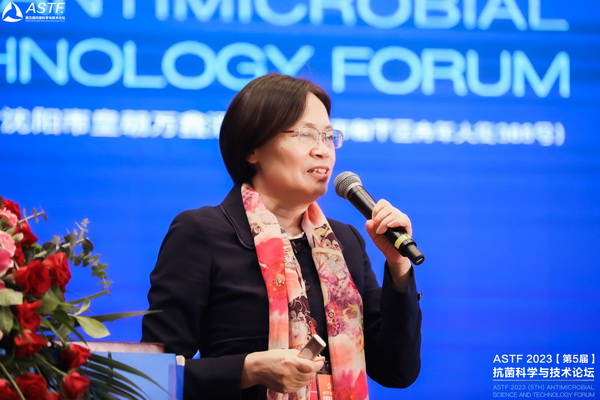 八月盛京，秋意漸濃，8月10日上午，為期兩天的ASTF2023（第5屆）抗菌科學(xué)與技術(shù)論壇在沈陽(yáng)皇朝萬(wàn)鑫酒店開(kāi)幕，本次論壇由中關(guān)村匯智抗菌新材料產(chǎn)業(yè)技術(shù)創(chuàng)新聯(lián)盟、東北大學(xué)和中國(guó)科學(xué)院金屬研究所共同主辦，將有本次大會(huì)以&ldquo;抗菌科學(xué)引領(lǐng)生物安全&rdquo;為主題，&ldquo;3位院士大會(huì)報(bào)告+14個(gè)分會(huì)場(chǎng)/論壇+260+報(bào)告+逾80墻報(bào)+現(xiàn)場(chǎng)展位&rdquo;論文摘要集等多種形式展示最新抗菌科學(xué)和研究，并以現(xiàn)場(chǎng)展位形式介紹最新抗菌技術(shù)、產(chǎn)品、儀器和設(shè)備等，以增進(jìn)國(guó)內(nèi)外抗菌學(xué)術(shù)交流，促進(jìn)抗菌科學(xué)創(chuàng)新與發(fā)展。 來(lái)自全國(guó)220多家高校、科研院所，以及110多家企業(yè)的超700位會(huì)議代表出席。