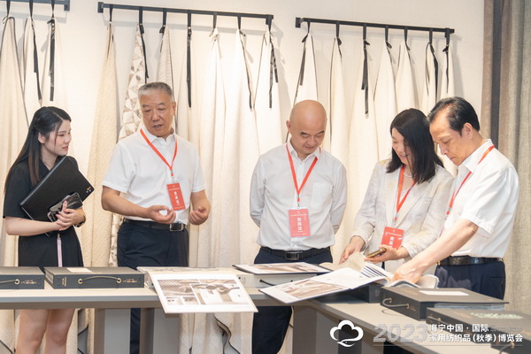&ldquo;智造讓家更美好&rdquo;--2023海寧中國(guó)&middot;國(guó)際家用紡織品（秋季）博覽會(huì)在浙江海寧許村鎮(zhèn)&middot;海寧中國(guó)家紡城盛大開(kāi)幕。