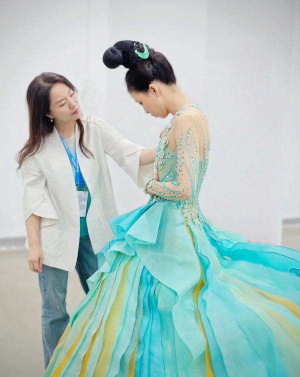 用&ldquo;中國色&rdquo;演繹中國風(fēng)雅---第19屆亞運會開幕式服裝設(shè)計師楚艷特寫
