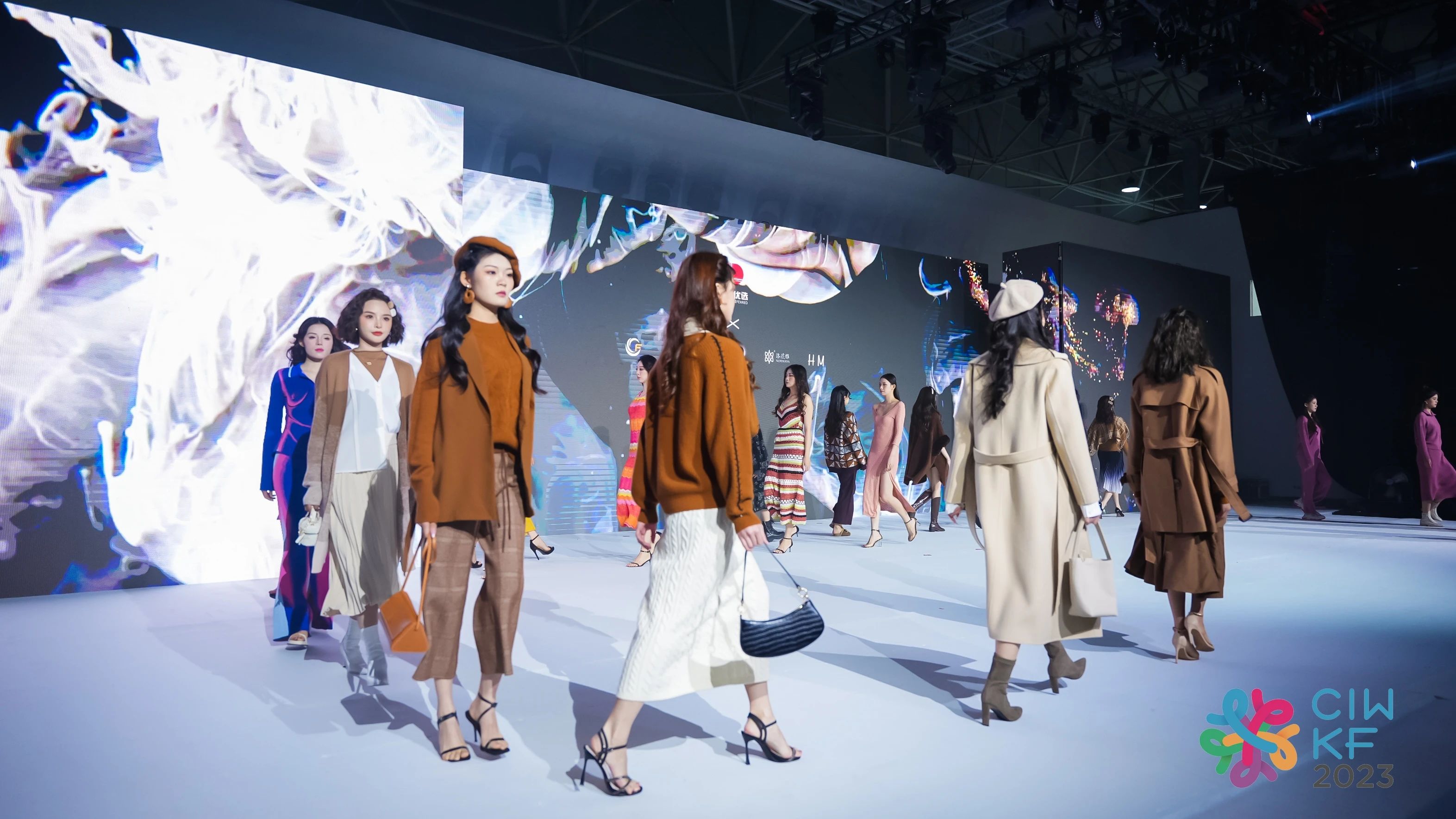 6萬(wàn)人次入場(chǎng)，意向成交額32億元！第20屆&ldquo;織交會(huì)&rdquo;完美收官