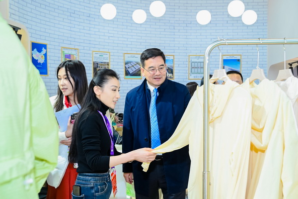 全球防曬服 就看駐馬店&mdash;&mdash;駐馬店防曬服基地驚艷亮相中國國際服飾博覽會(huì)