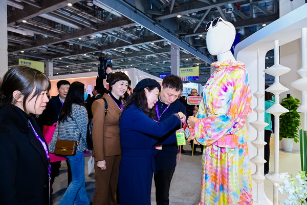 全球防曬服 就看駐馬店&mdash;&mdash;駐馬店防曬服基地驚艷亮相中國國際服飾博覽會(huì)