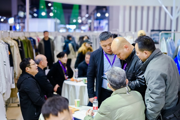 全球防曬服 就看駐馬店&mdash;&mdash;駐馬店防曬服基地驚艷亮相中國國際服飾博覽會(huì)