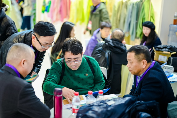 全球防曬服 就看駐馬店&mdash;&mdash;駐馬店防曬服基地驚艷亮相中國國際服飾博覽會(huì)