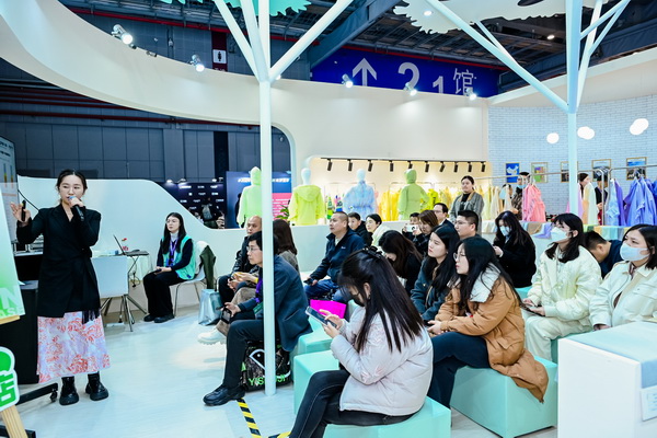 全球防曬服 就看駐馬店&mdash;&mdash;駐馬店防曬服基地驚艷亮相中國國際服飾博覽會(huì)