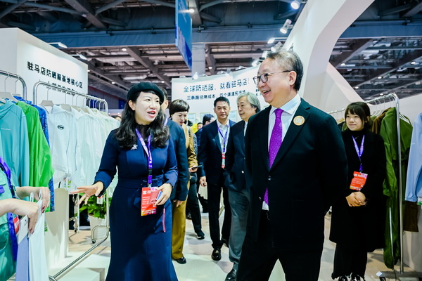 全球防曬服 就看駐馬店&mdash;&mdash;駐馬店防曬服基地驚艷亮相中國國際服飾博覽會(huì)