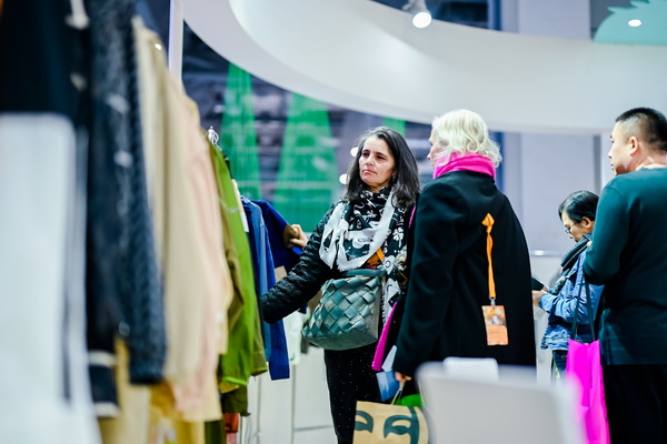 全球防曬服 就看駐馬店&mdash;&mdash;駐馬店防曬服基地驚艷亮相中國國際服飾博覽會(huì)