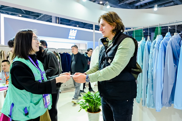 全球防曬服 就看駐馬店&mdash;&mdash;駐馬店防曬服基地驚艷亮相中國國際服飾博覽會(huì)