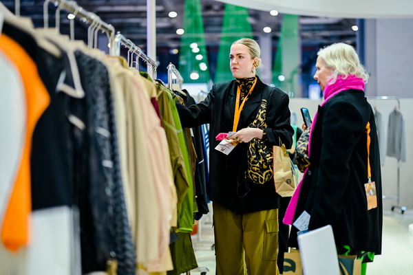 全球防曬服 就看駐馬店&mdash;&mdash;駐馬店防曬服基地驚艷亮相中國國際服飾博覽會(huì)