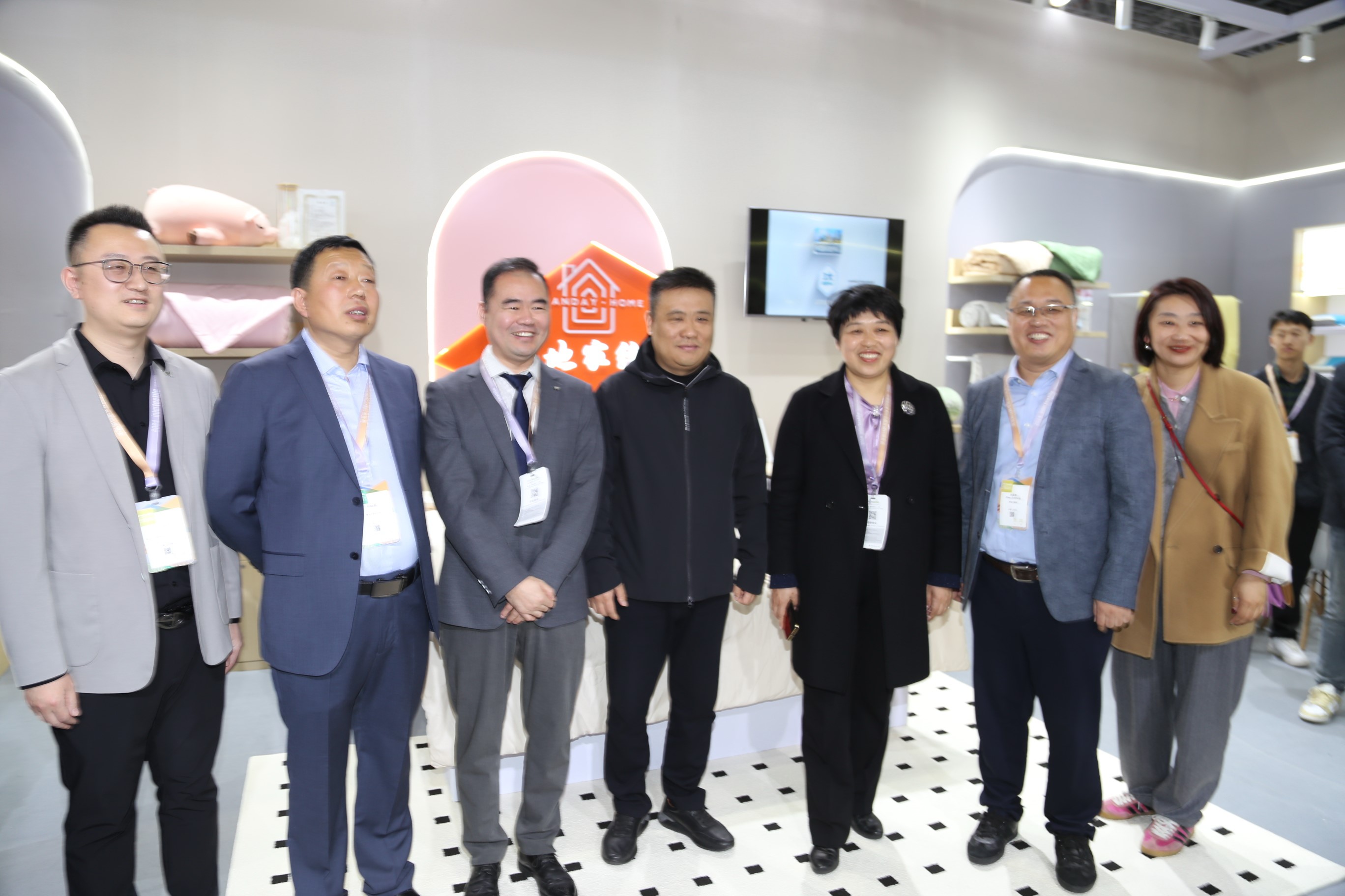  青島組團(tuán)參加intertextile家紡展，副市長趙燕一行蒞臨考察