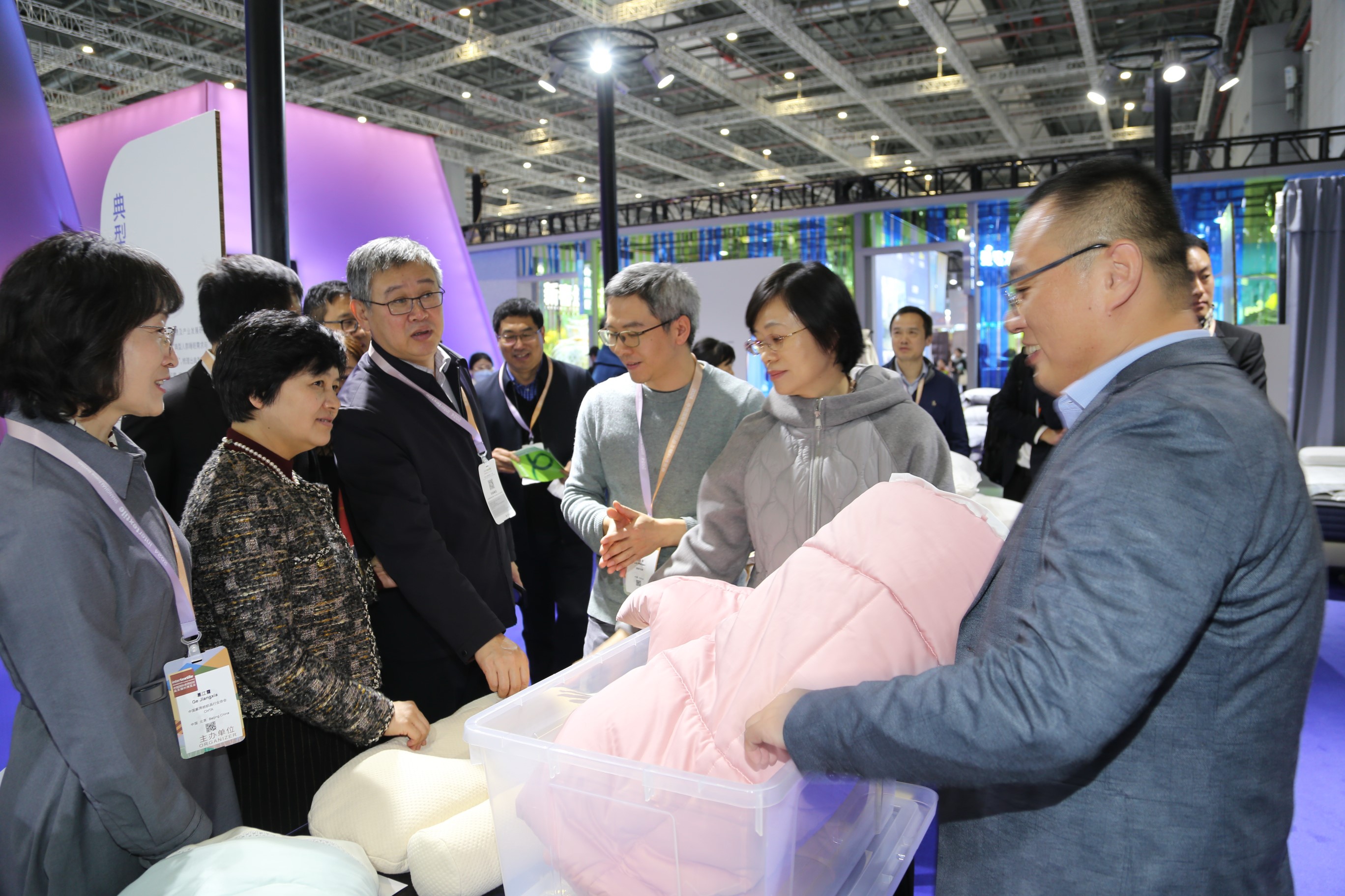 青島組團(tuán)參加intertextile家紡展，副市長趙燕一行蒞臨考察
