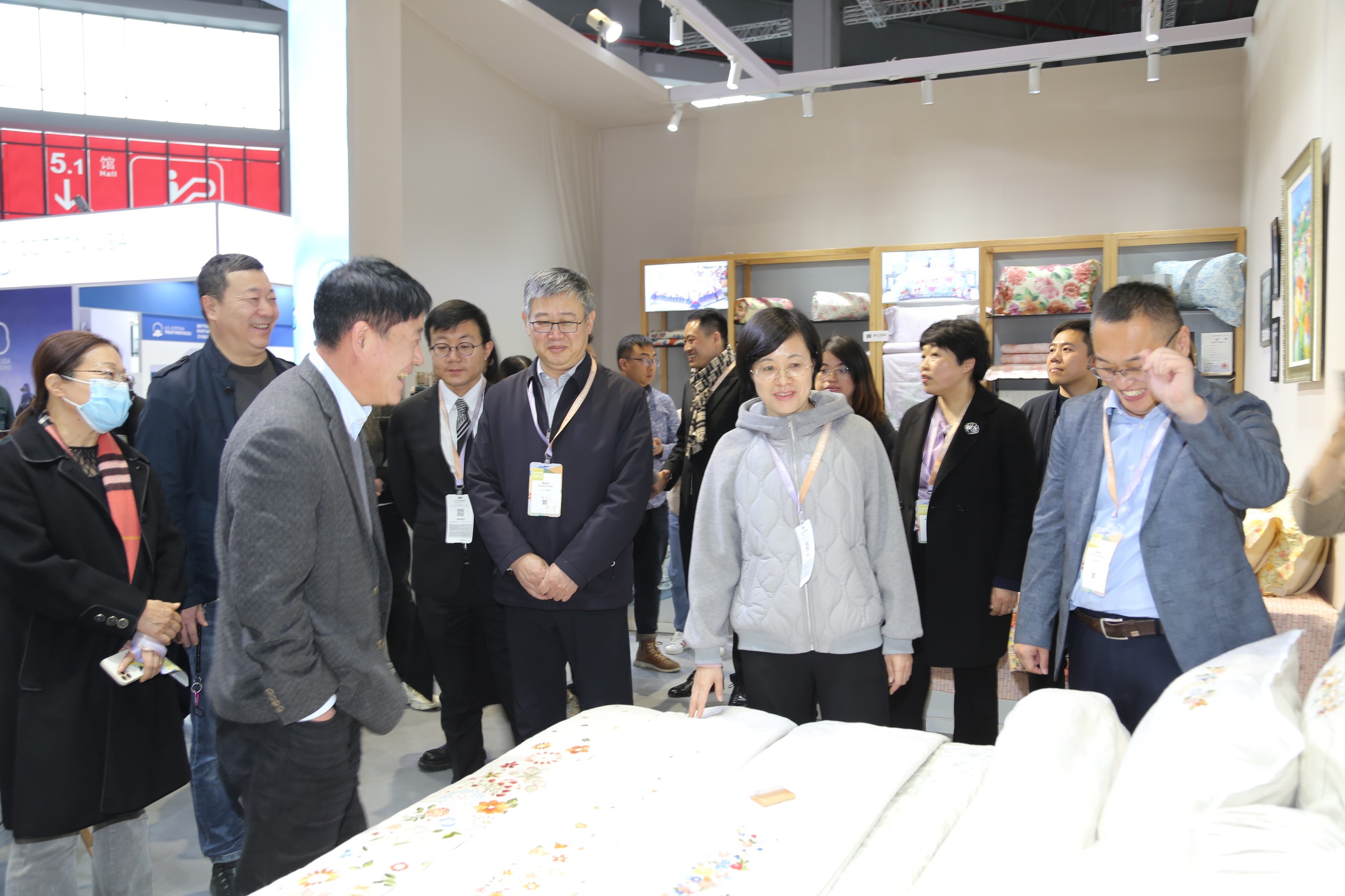 青島組團(tuán)參加intertextile家紡展，副市長趙燕一行蒞臨考察