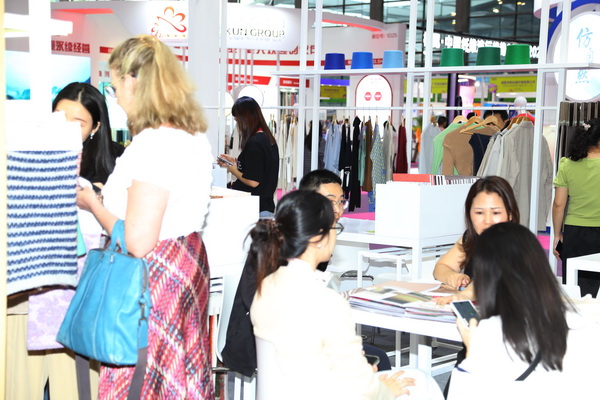 覓良品，謀合作！2024intertextile大灣區(qū)展組織服裝設(shè)計(jì)師組隊(duì)走進(jìn)中國(guó)流行面料入圍企業(yè)