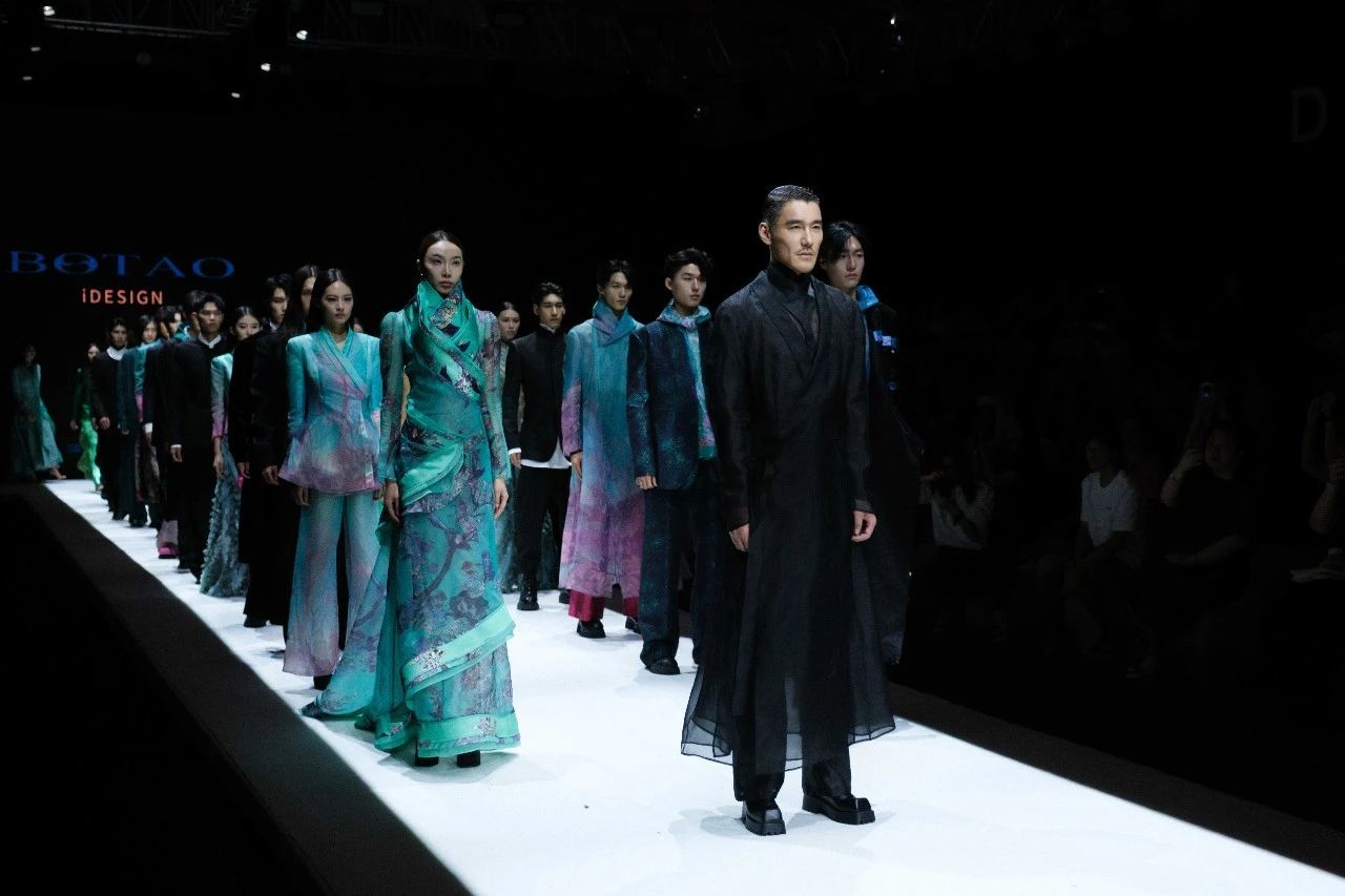 東方美學潤T臺，國風時尚卷津城&mdash;&mdash;中國首席超模胡兵驚艷亮相抵羊&middot;2024天津時裝周