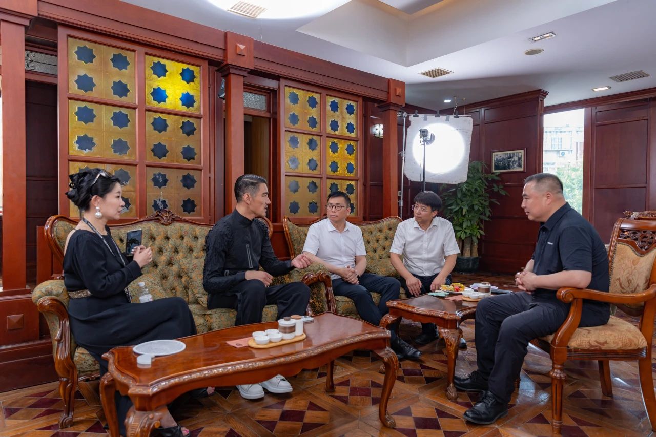 兵哥對(duì)話天津時(shí)裝周 | 中國(guó)首席超模胡兵親臨著名愛(ài)國(guó)實(shí)業(yè)家宋棐卿先生辦公樓共話東方時(shí)尚新生力