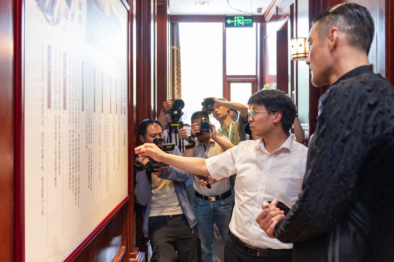 兵哥對(duì)話天津時(shí)裝周 | 中國(guó)首席超模胡兵親臨著名愛(ài)國(guó)實(shí)業(yè)家宋棐卿先生辦公樓共話東方時(shí)尚新生力