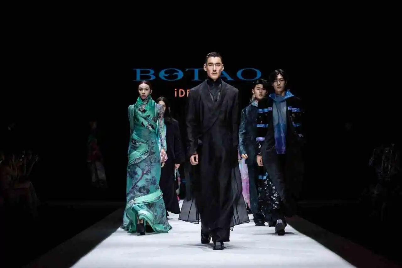 胡兵領(lǐng)銜，BOTAO國(guó)風(fēng)&middot;星漢時(shí)裝秀在天津時(shí)裝周上演