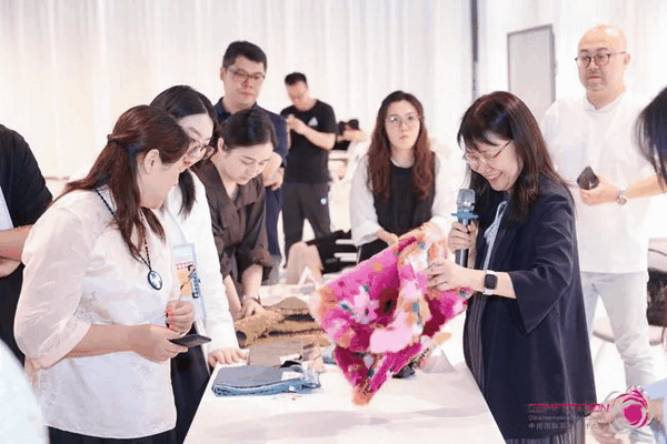 中國(guó)流行面料如何煥新當(dāng)代設(shè)計(jì)？聯(lián)動(dòng)雅瑩集團(tuán)，這場(chǎng)評(píng)審會(huì)為好創(chuàng)意持續(xù)加碼