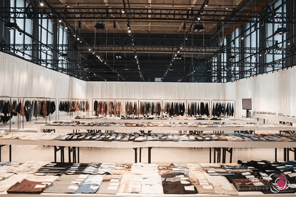 中國(guó)流行面料如何煥新當(dāng)代設(shè)計(jì)？聯(lián)動(dòng)雅瑩集團(tuán)，這場(chǎng)評(píng)審會(huì)為好創(chuàng)意持續(xù)加碼