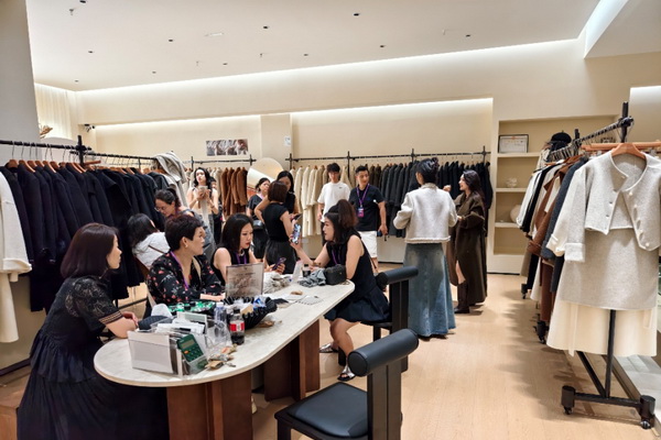 引領(lǐng)雙面呢產(chǎn)業(yè)健康發(fā)展，江蘇東港打造&ldquo;正版正貨&rdquo;標(biāo)桿市場