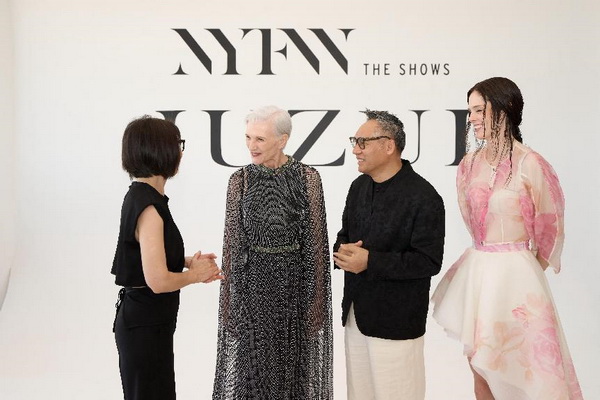 玖姿JUZUI創(chuàng)意總監(jiān)王陶2025春夏紐約時裝周&ldquo;盛開&rdquo;花樣新中式