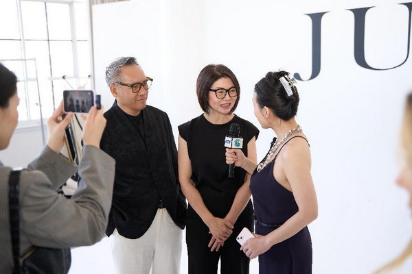 玖姿JUZUI創(chuàng)意總監(jiān)王陶2025春夏紐約時裝周&ldquo;盛開&rdquo;花樣新中式